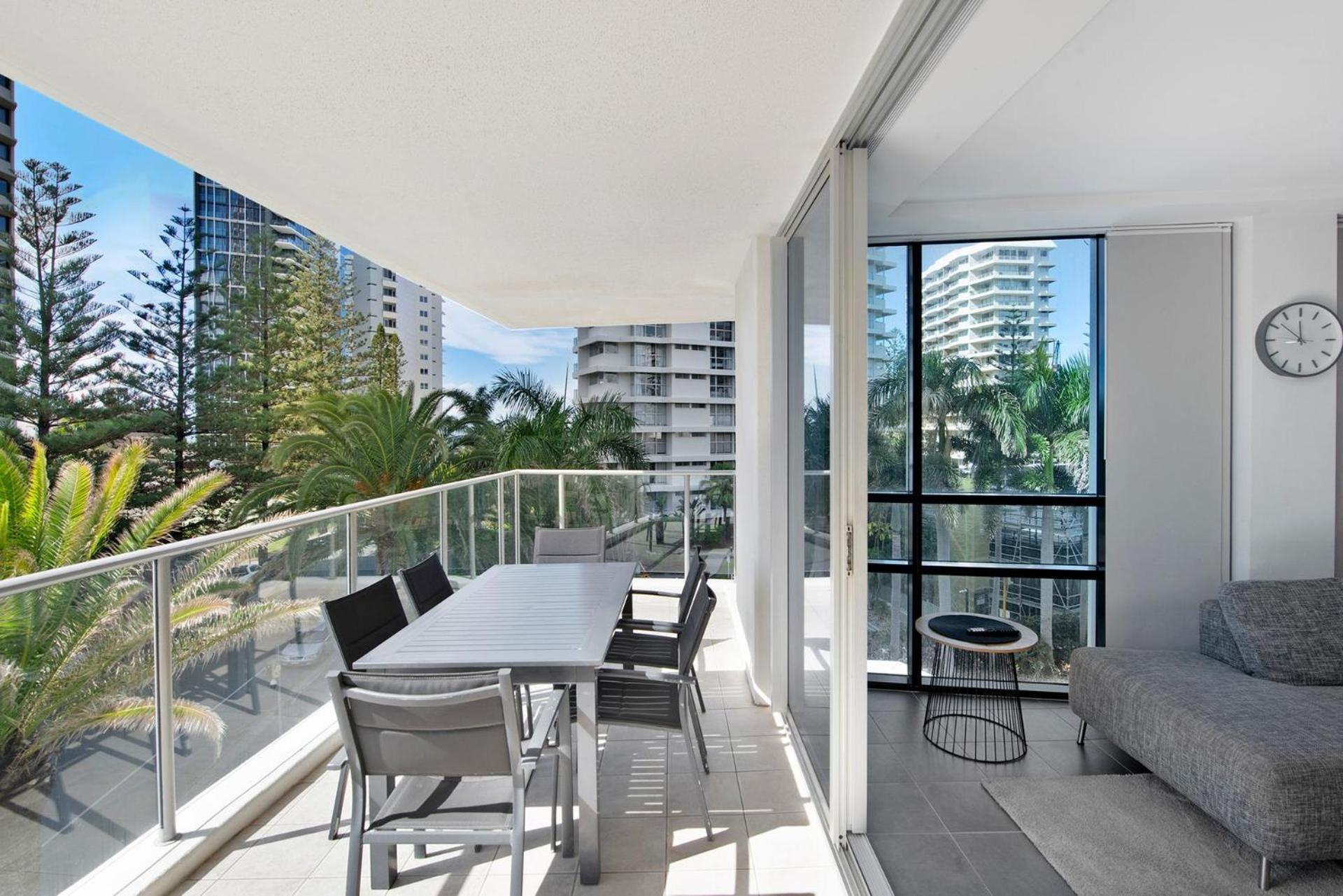 Artique 3 Bedroom Close To The - Coasthm Apartment