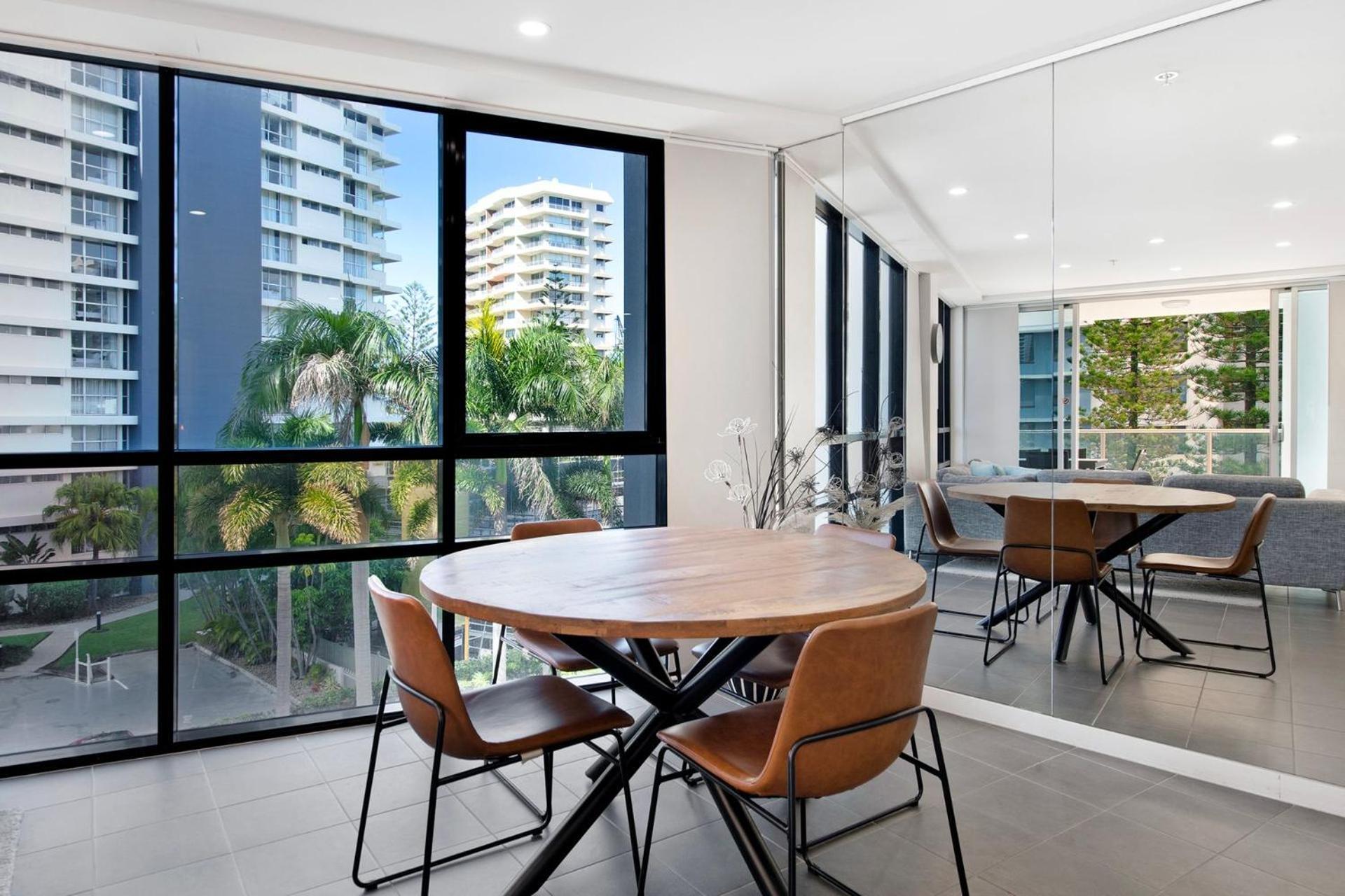 Artique 3 Bedroom Close To The - Coasthm Apartment