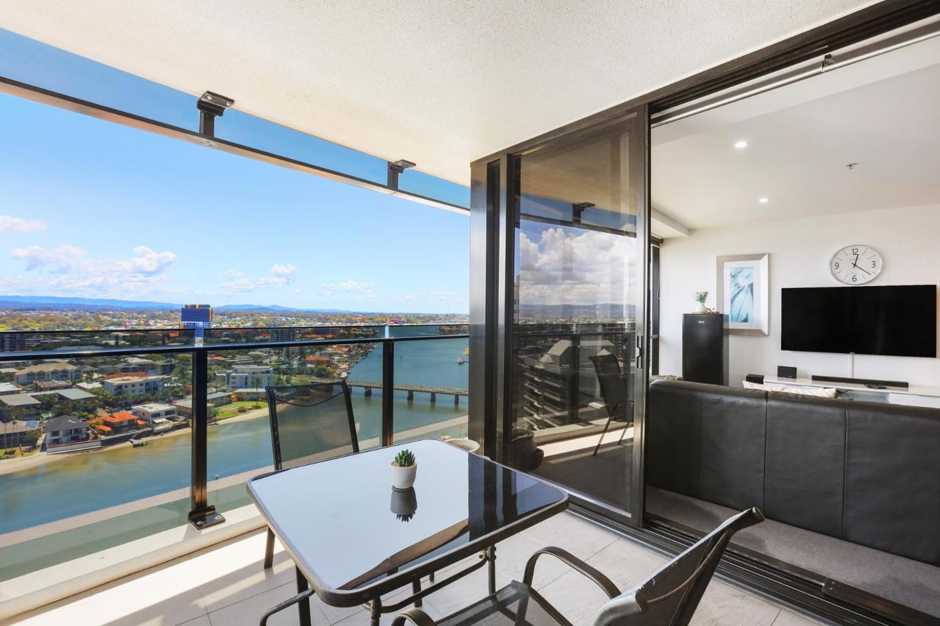 Apartment Circle On Cavill 2, 3, 4 & 5 Bedroom Skyhomes & Sub Penthouses By Holidays *