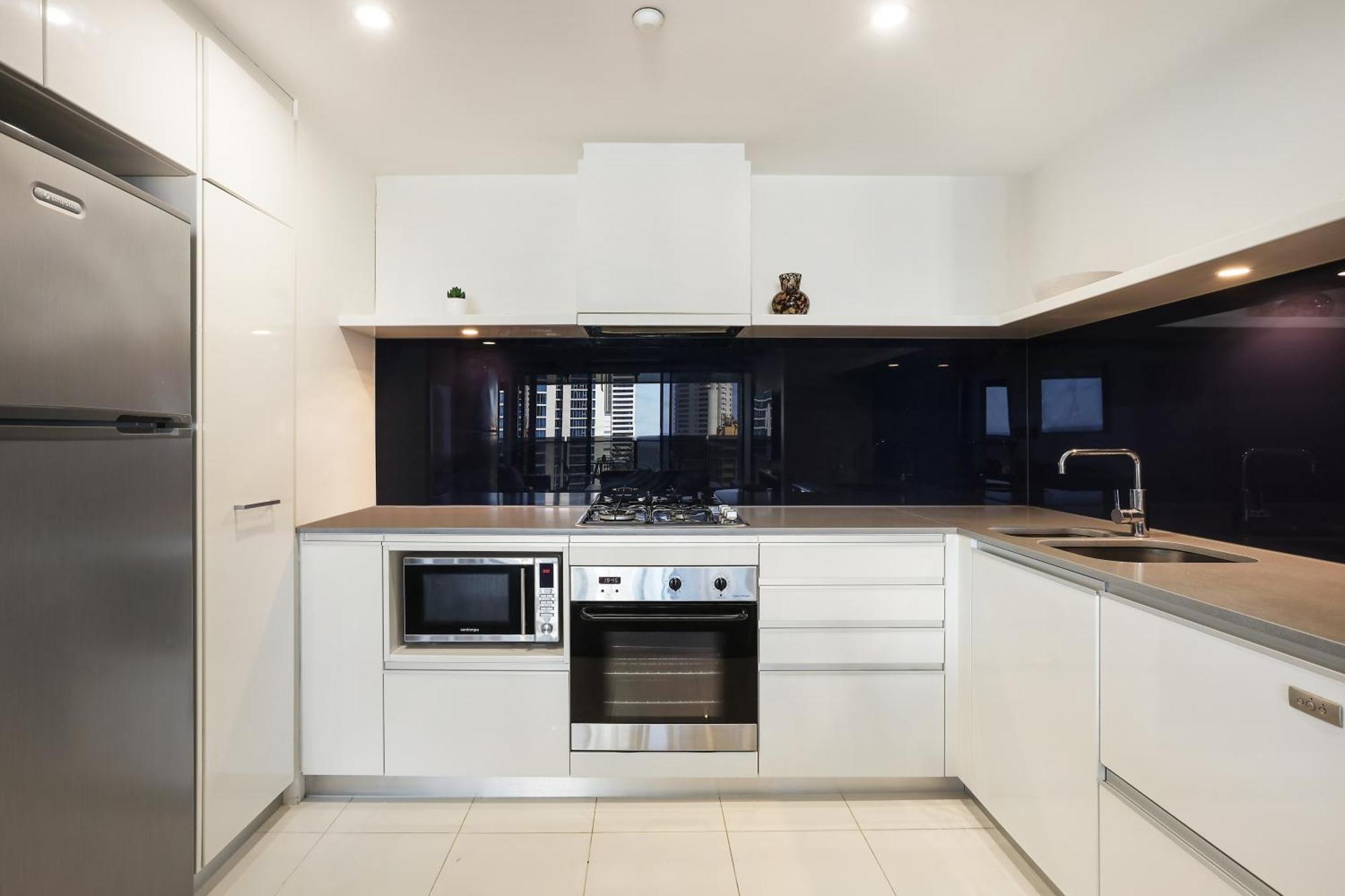 Apartment Circle On Cavill 2, 3, 4 & 5 Bedroom Skyhomes & Sub Penthouses By Holidays *