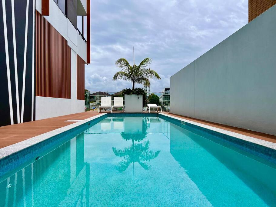Romantic In Surfers Apartment