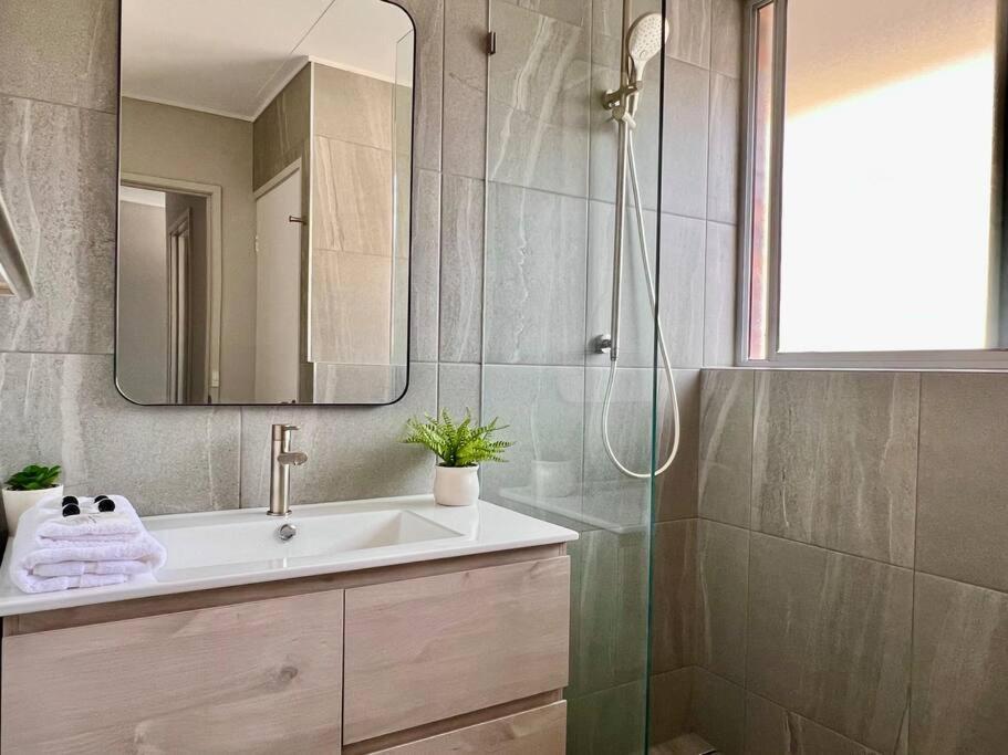 Burleigh Retreat Near Beach, Free Wi-fi Apartment *