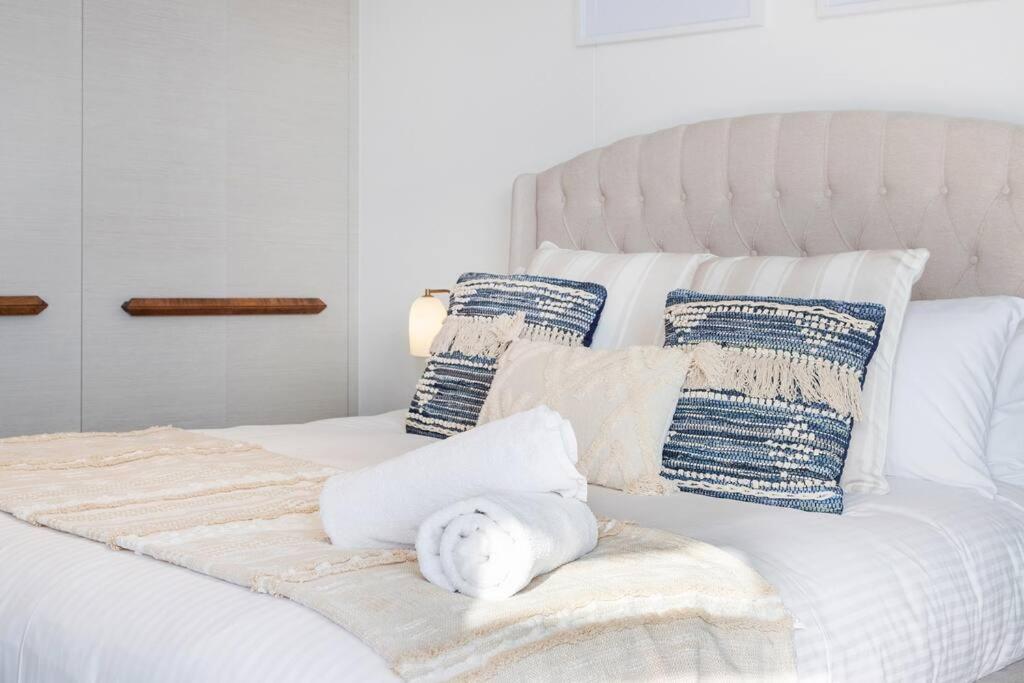 Beachfront Luxe 2bedroom With Sunset River Views Gold Coast