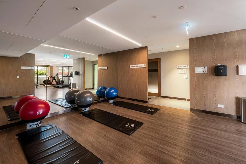 Beachfront Luxe 2bedroom With Sunset River Views Apartment Gold Coast