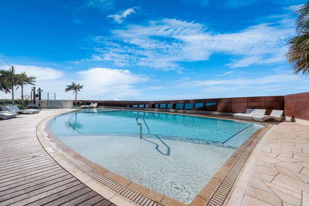 Beachfront Luxe 2bedroom With Sunset River Views Gold Coast