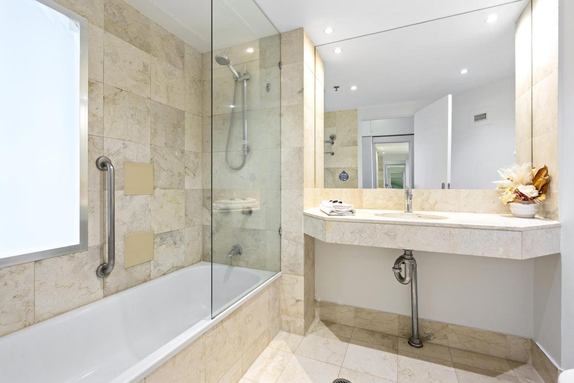 Modern Twin Units In Surfers Paradise - Q *