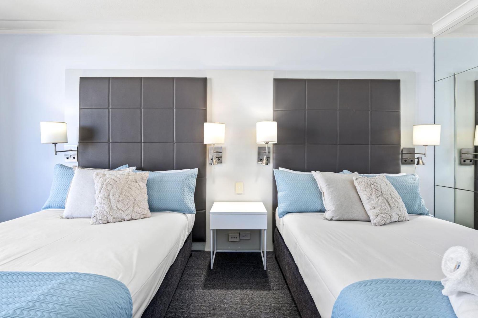 Modern Twin Units In Surfers Paradise - Q * Gold Coast