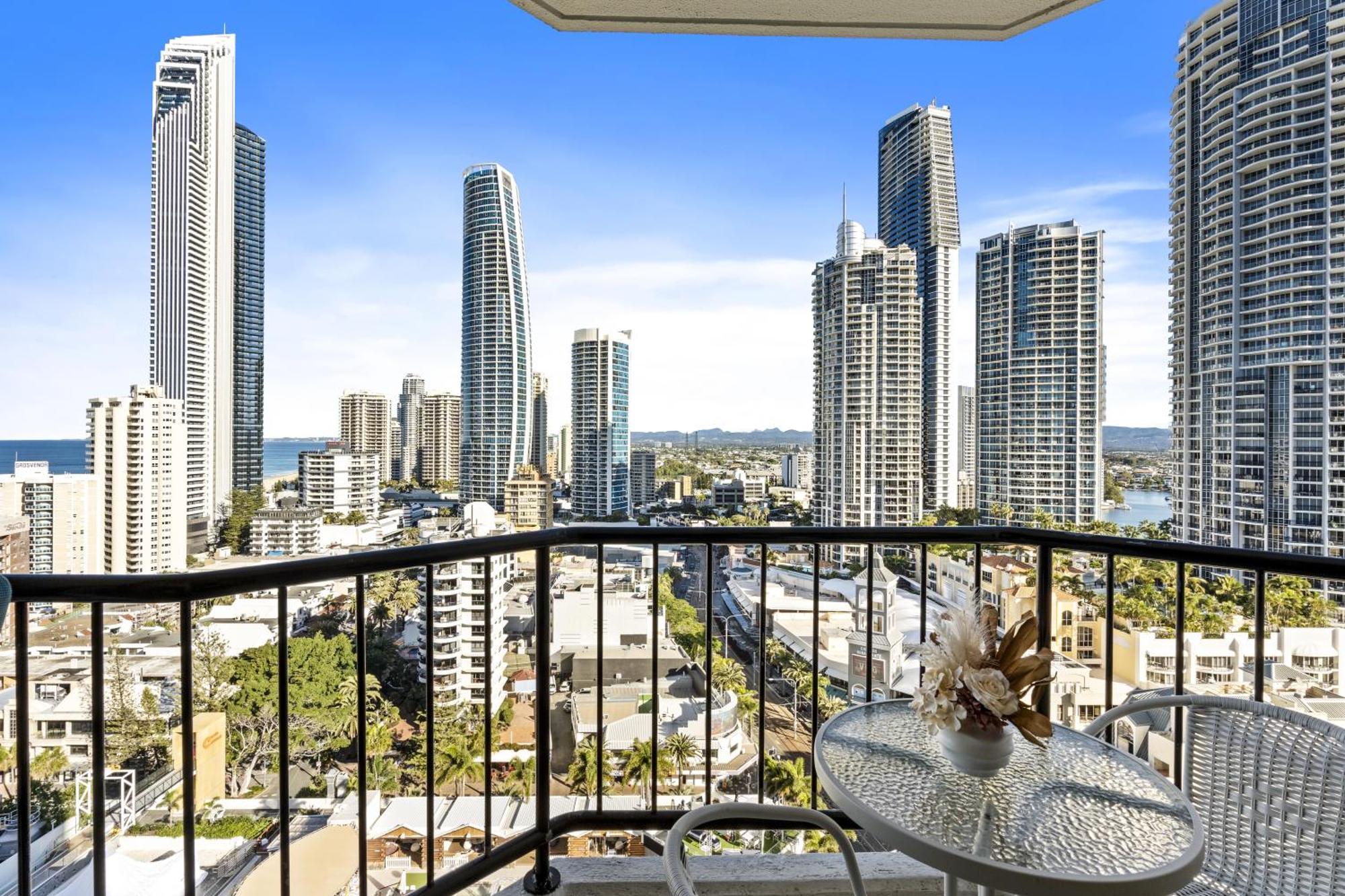 Modern Twin Units In Surfers Paradise - Q *