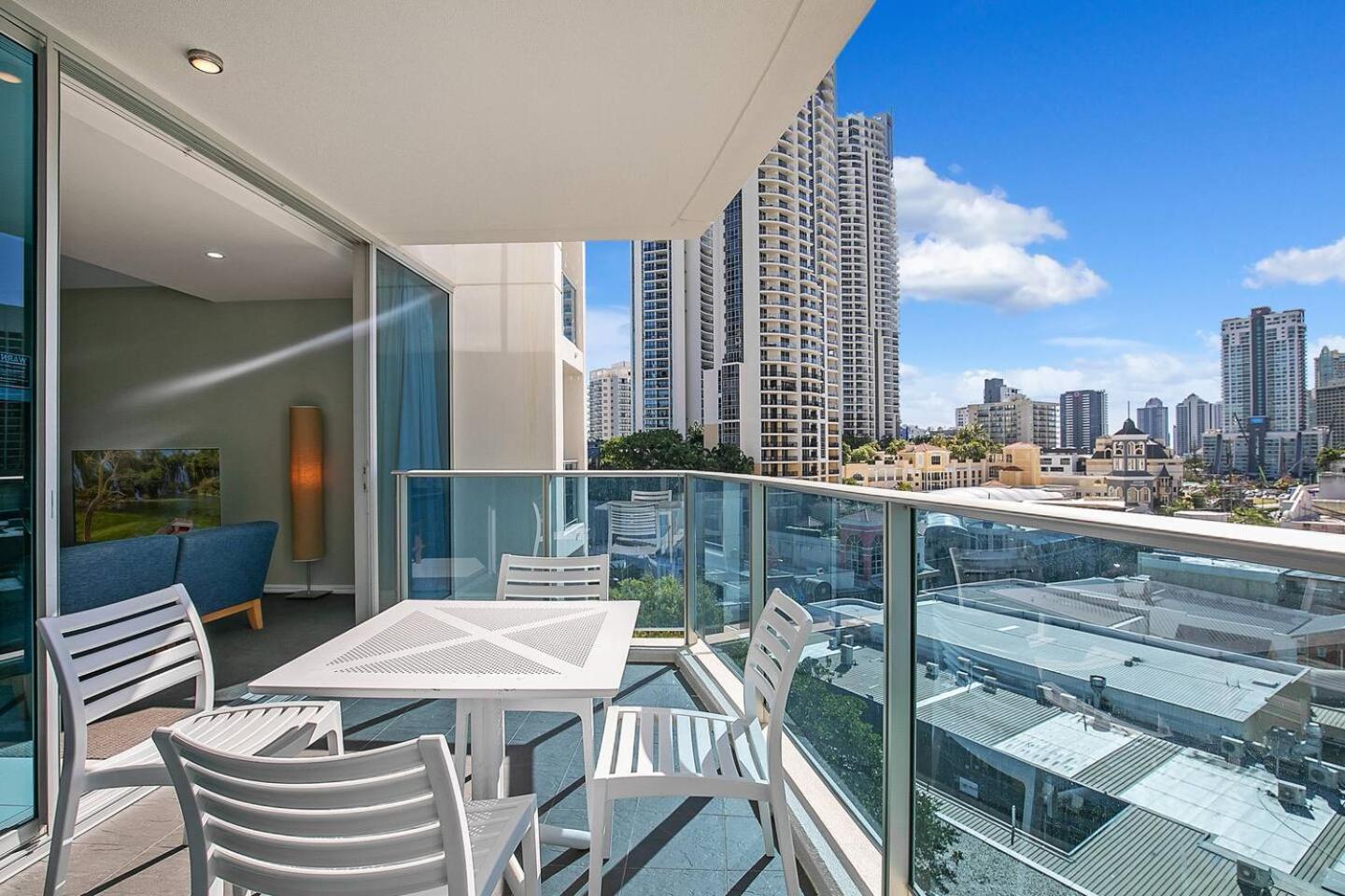 Apartamento Meets Coast - Modern Haven By The