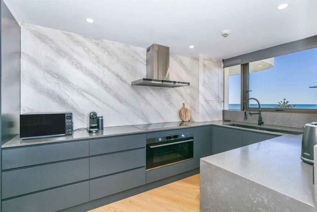 Bliss By The Sea - Absolute Beachside Luxury Apartment Gold Coast