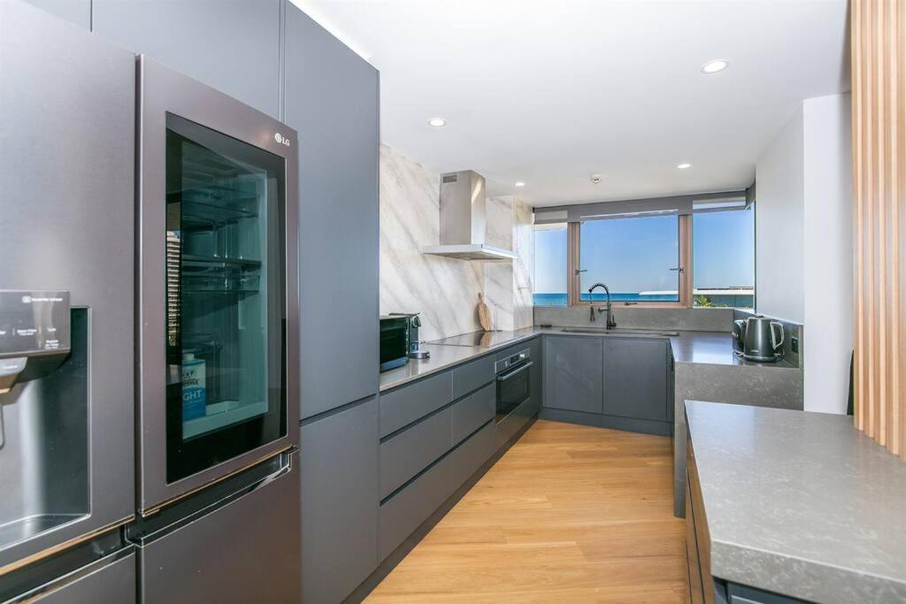 Apartment Bliss By The Sea - Absolute Beachside Luxury Gold Coast