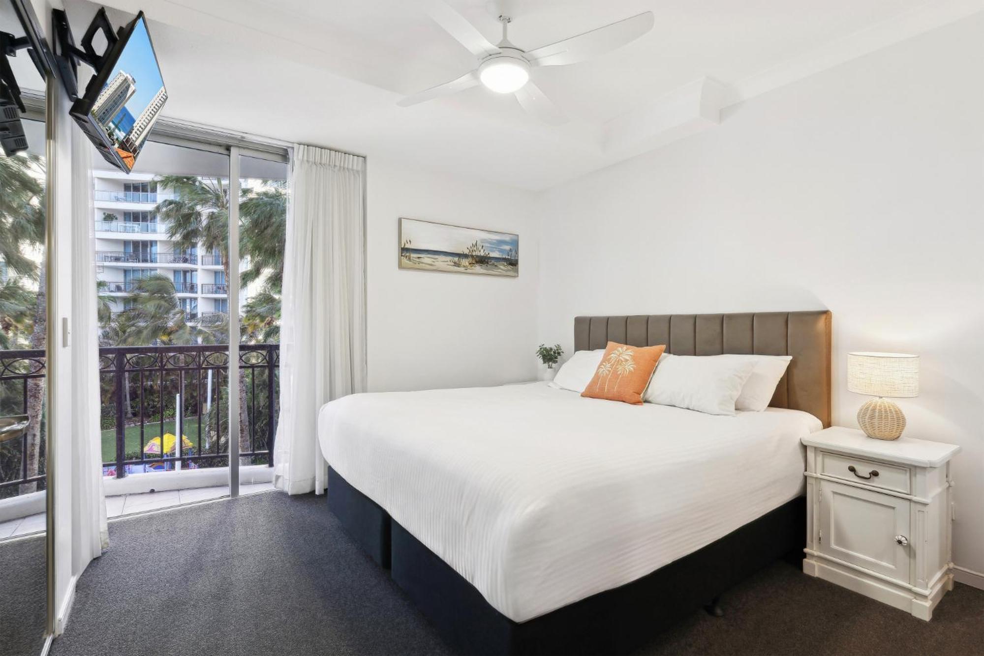 Beachside 2-bed With Parking, Pools, Spa, Gym, Bbq * Gold Coast