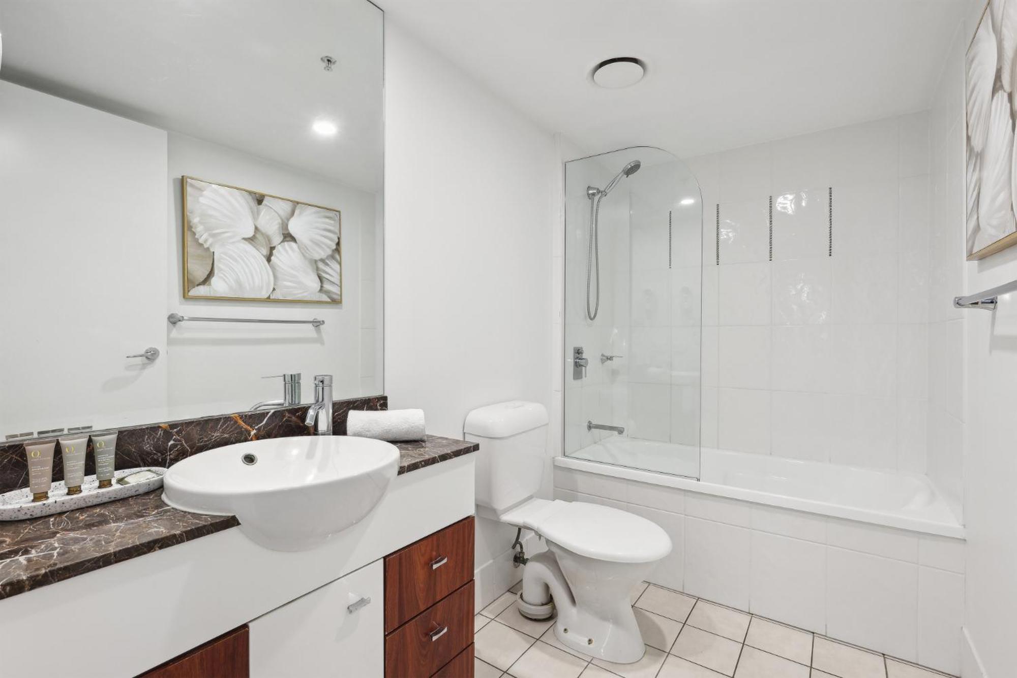 Beachside 2-bed With Parking, Pools, Spa, Gym, Bbq Gold Coast