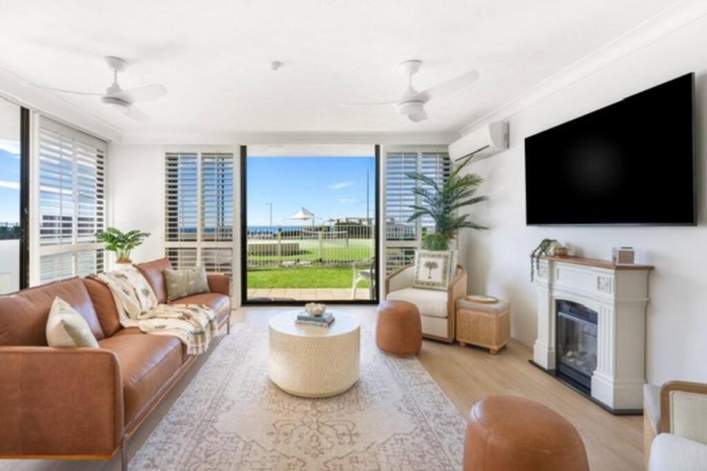 Front Oasis With Private Courtyard Gold Coast