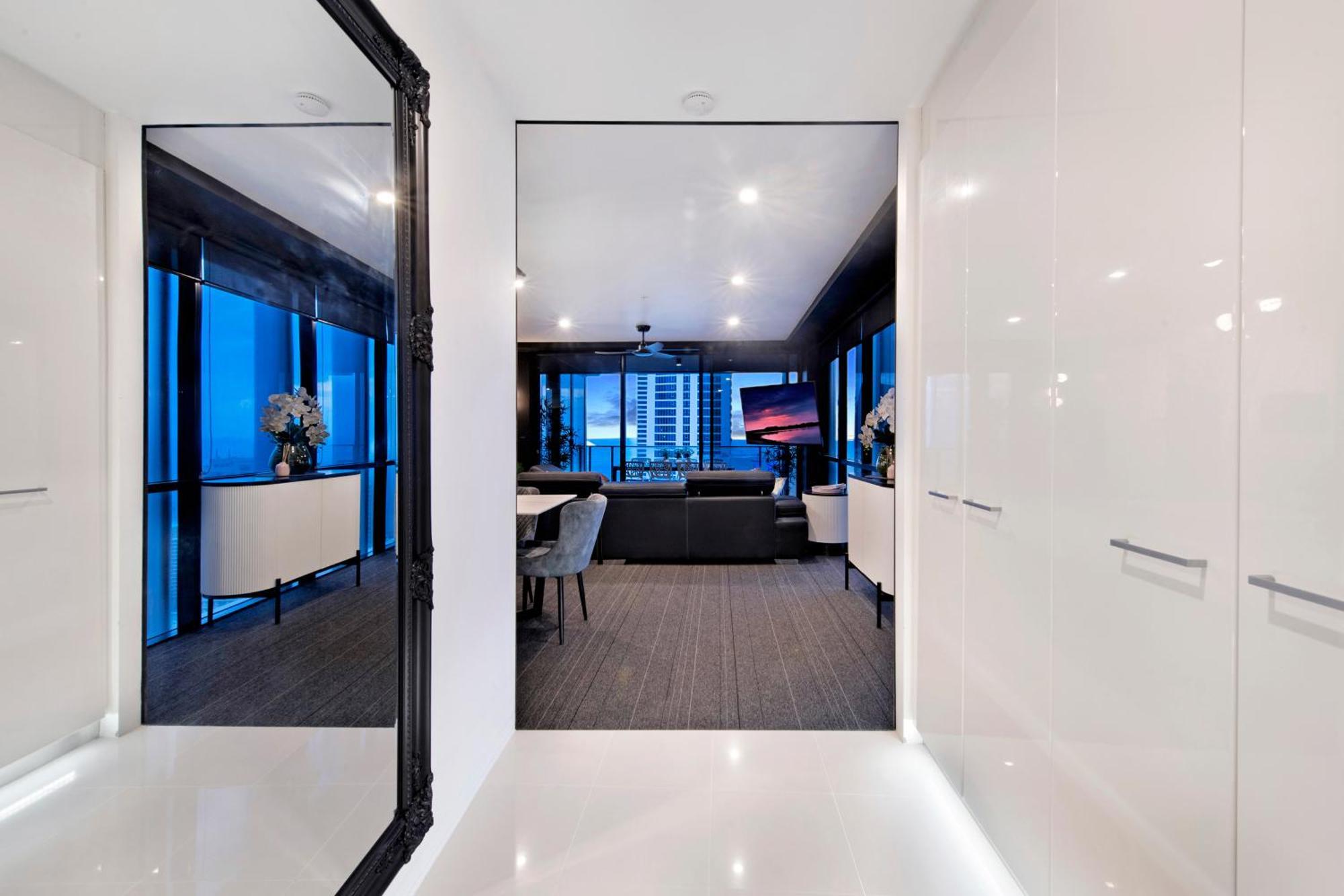Apartment Two Bedroom Self Contained - Circle On Cavill - Privately Managed