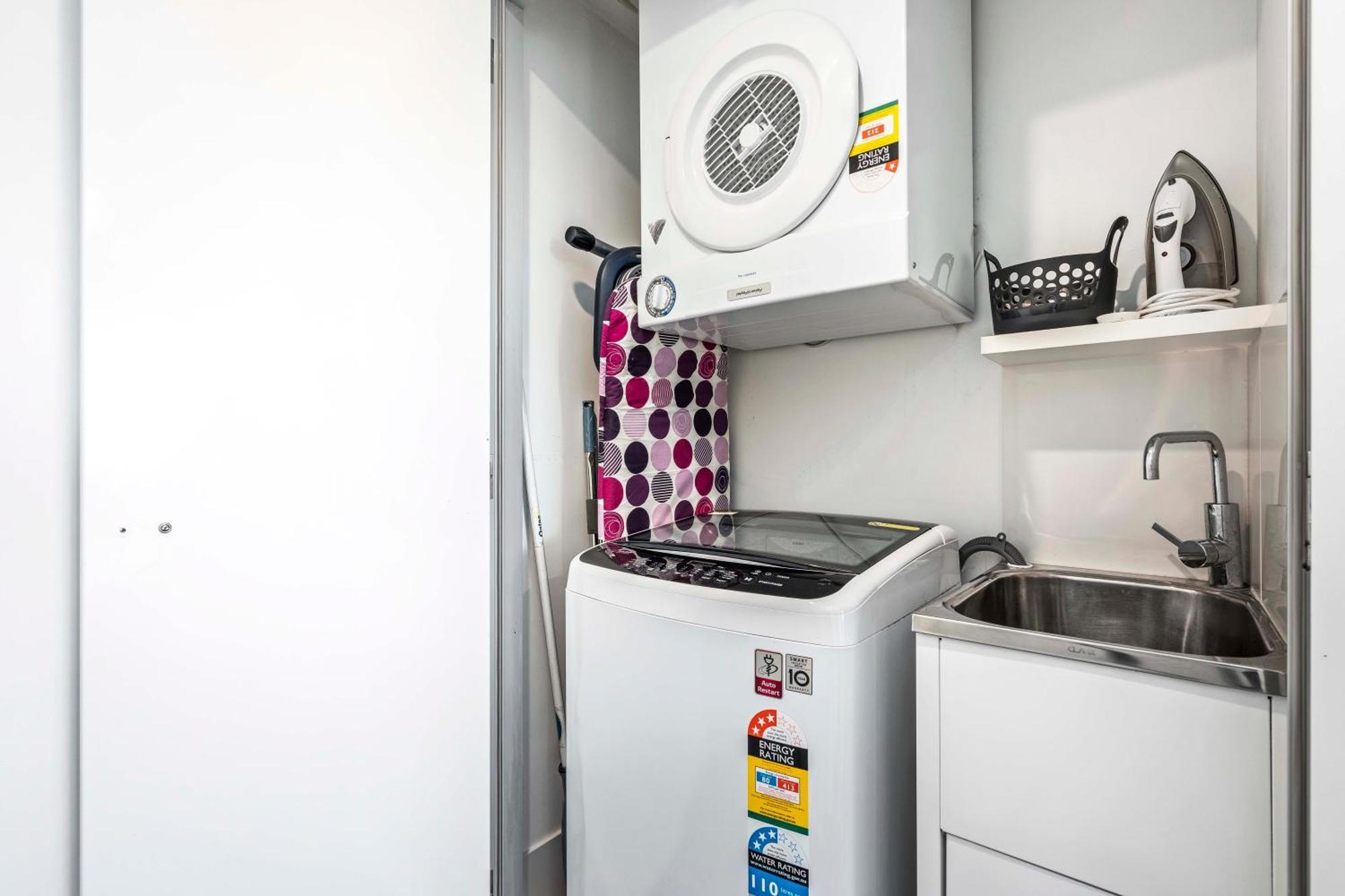 Circle On Cavill - One Bedroom - Self Contained & Privately Managed * Gold Coast