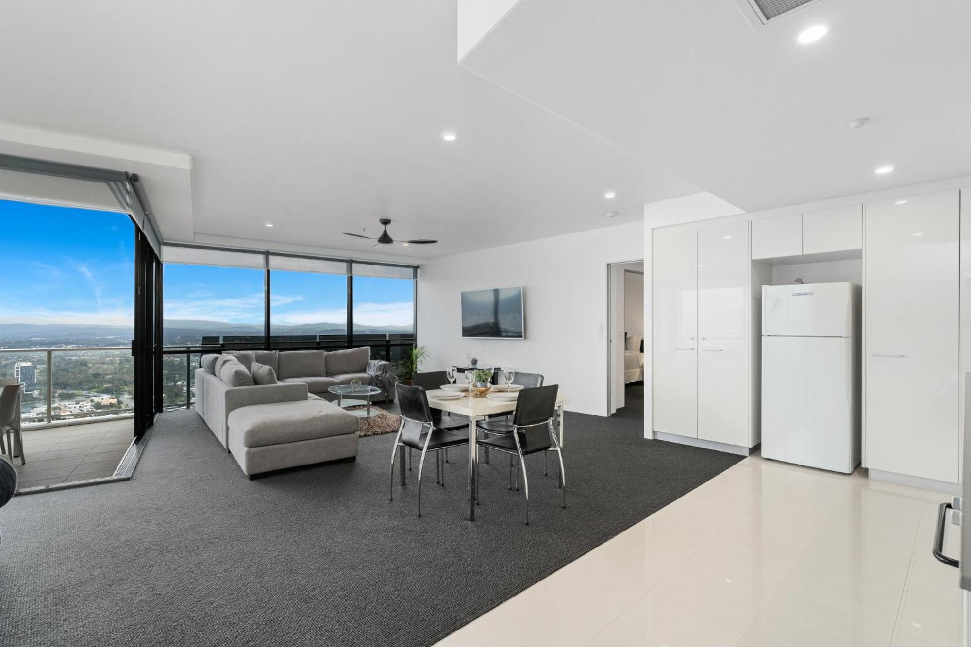 Circle On Cavill - One Bedroom - Self Contained & Privately Managed *
