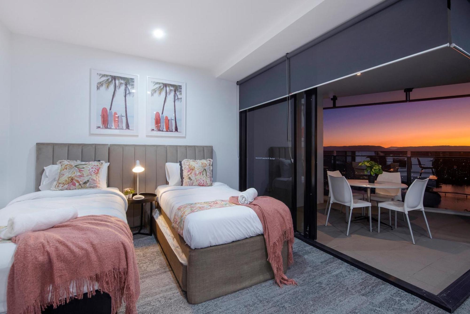 Apartment Circle On Cavill - One Bedroom - Self Contained & Privately Managed *