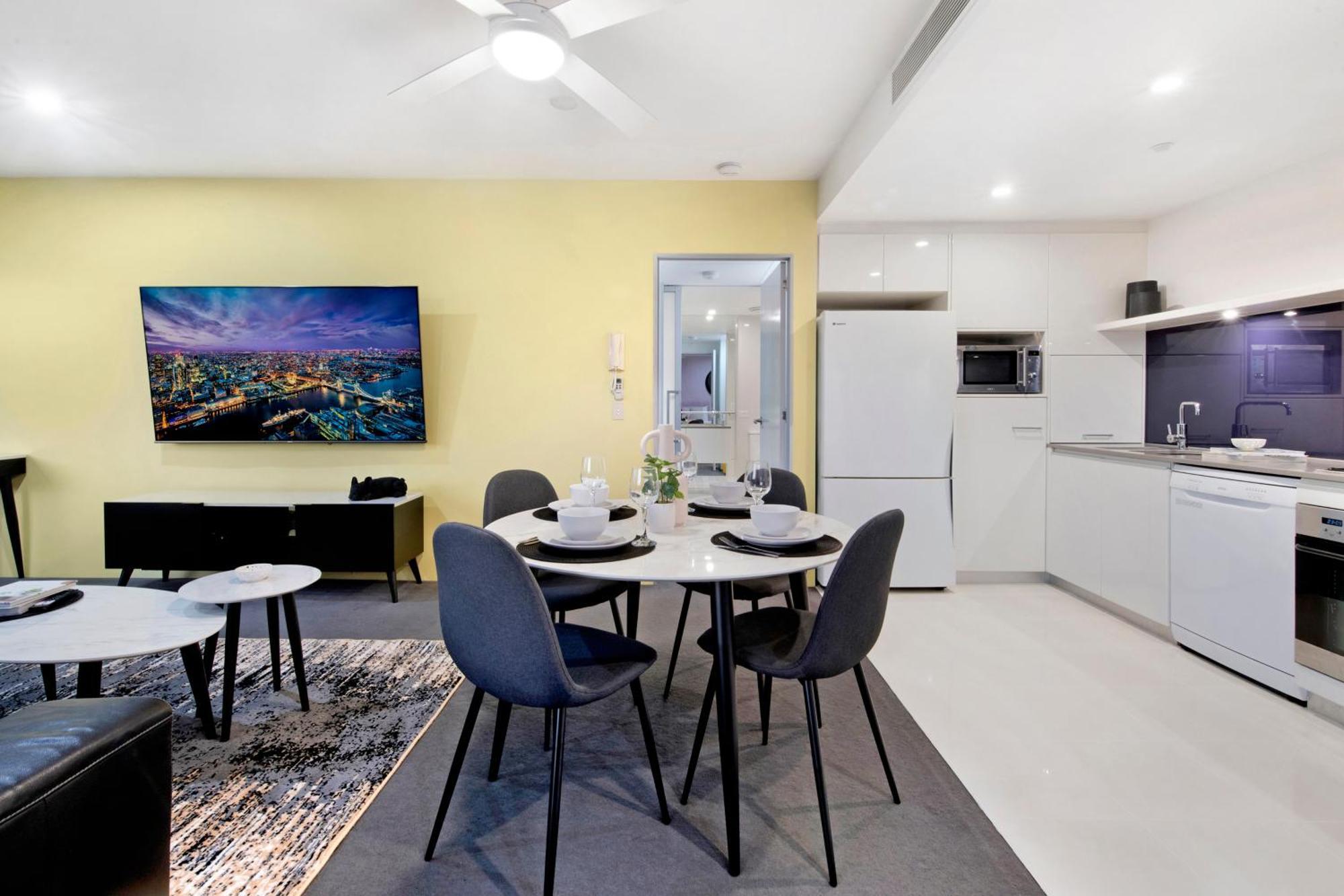 Circle On Cavill - One Bedroom - Self Contained & Privately Managed Apartment Gold Coast