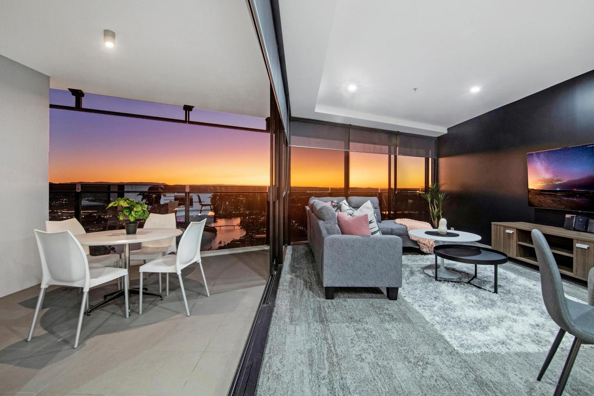 Apartment Circle On Cavill - One Bedroom - Self Contained & Privately Managed