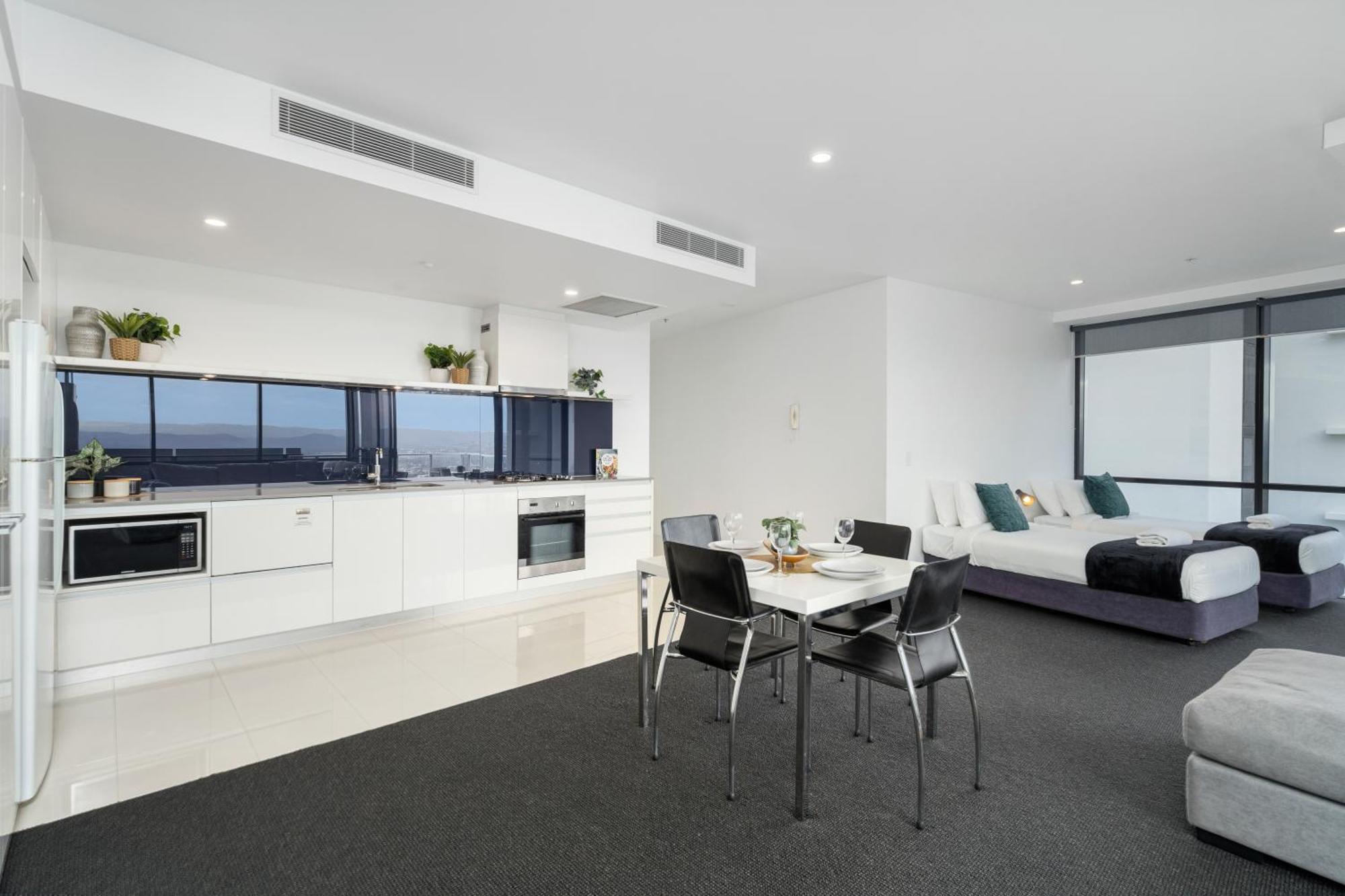 Apartment Circle On Cavill - One Bedroom - Self Contained & Privately Managed *