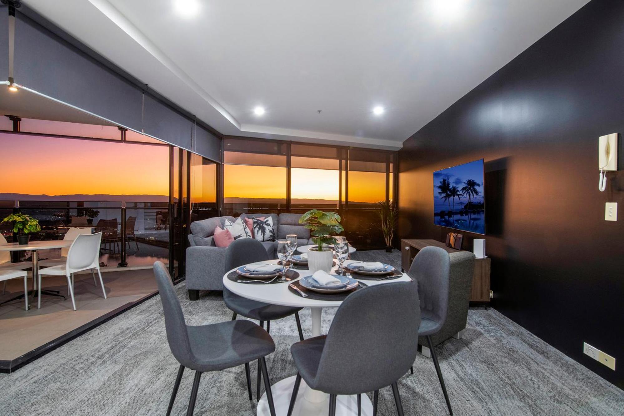 Circle On Cavill - One Bedroom - Self Contained & Privately Managed *