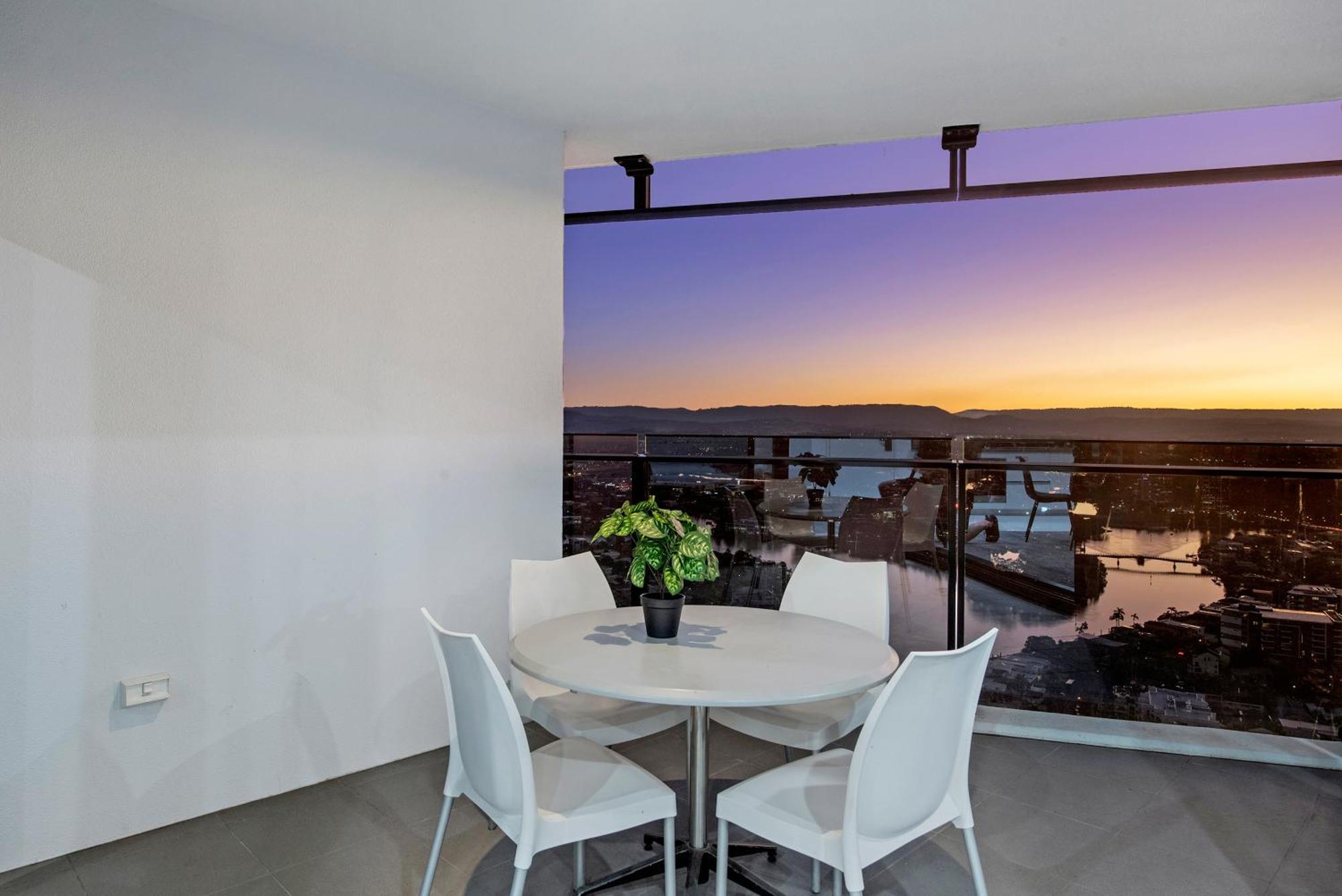 Apartment Circle On Cavill - One Bedroom - Self Contained & Privately Managed *