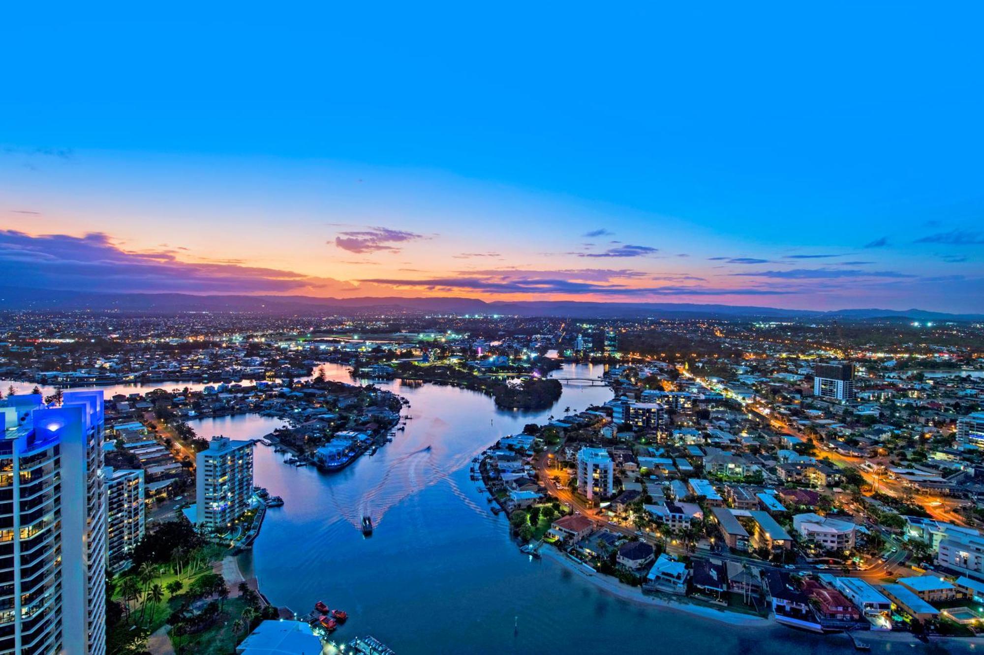 Circle On Cavill - One Bedroom - Self Contained & Privately Managed