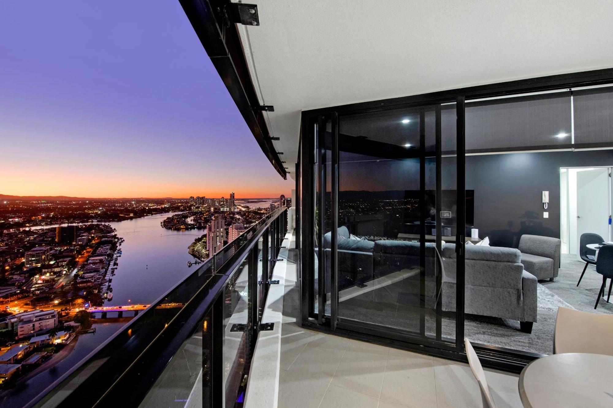 Apartment Circle On Cavill - One Bedroom - Self Contained & Privately Managed *