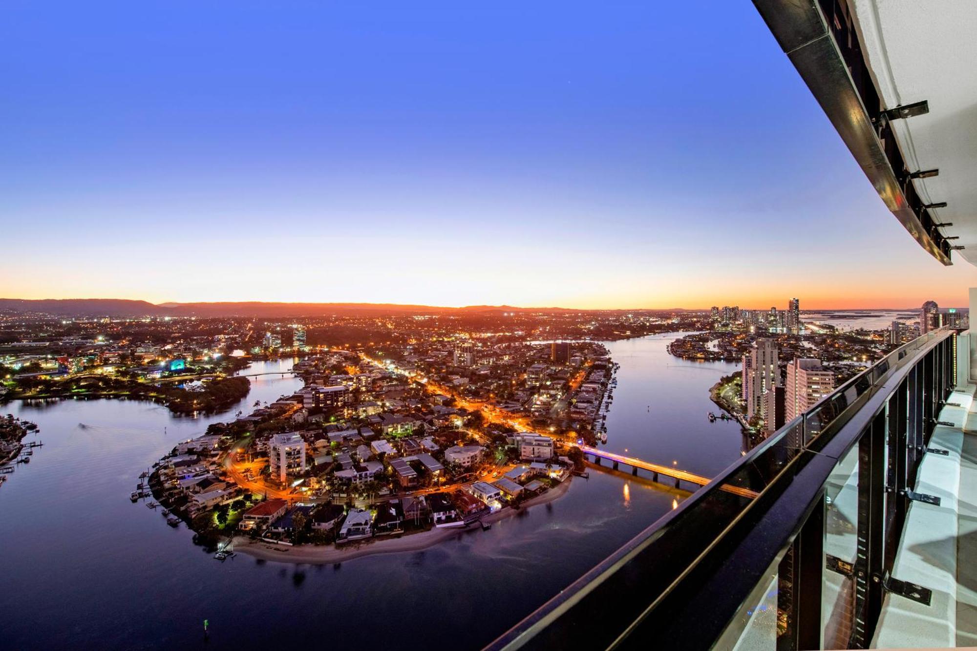 Circle On Cavill - One Bedroom - Self Contained & Privately Managed *