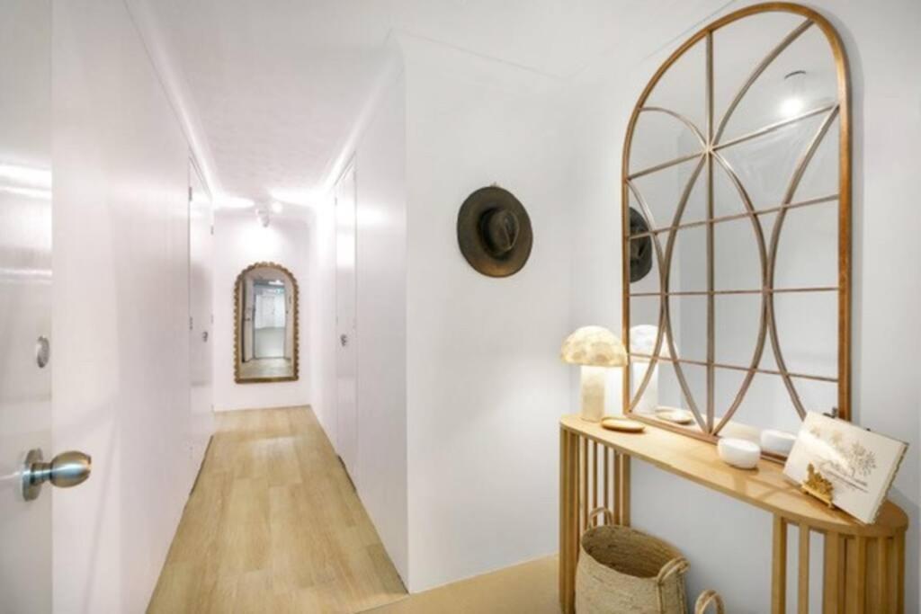 Apartment Front Oasis With Private Courtyard *