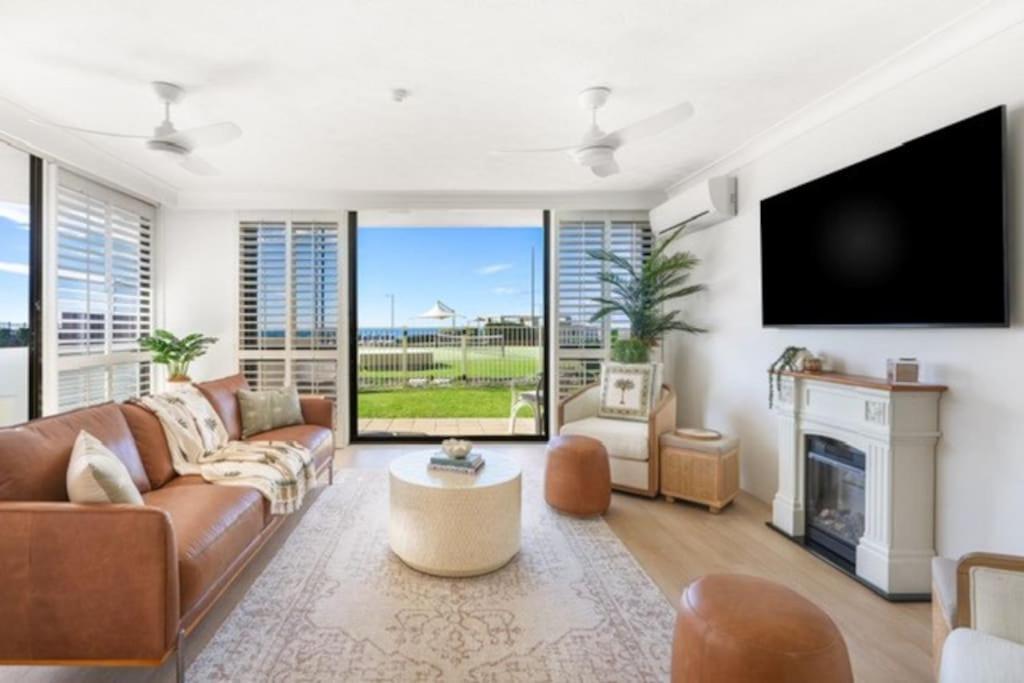 Front Oasis With Private Courtyard *