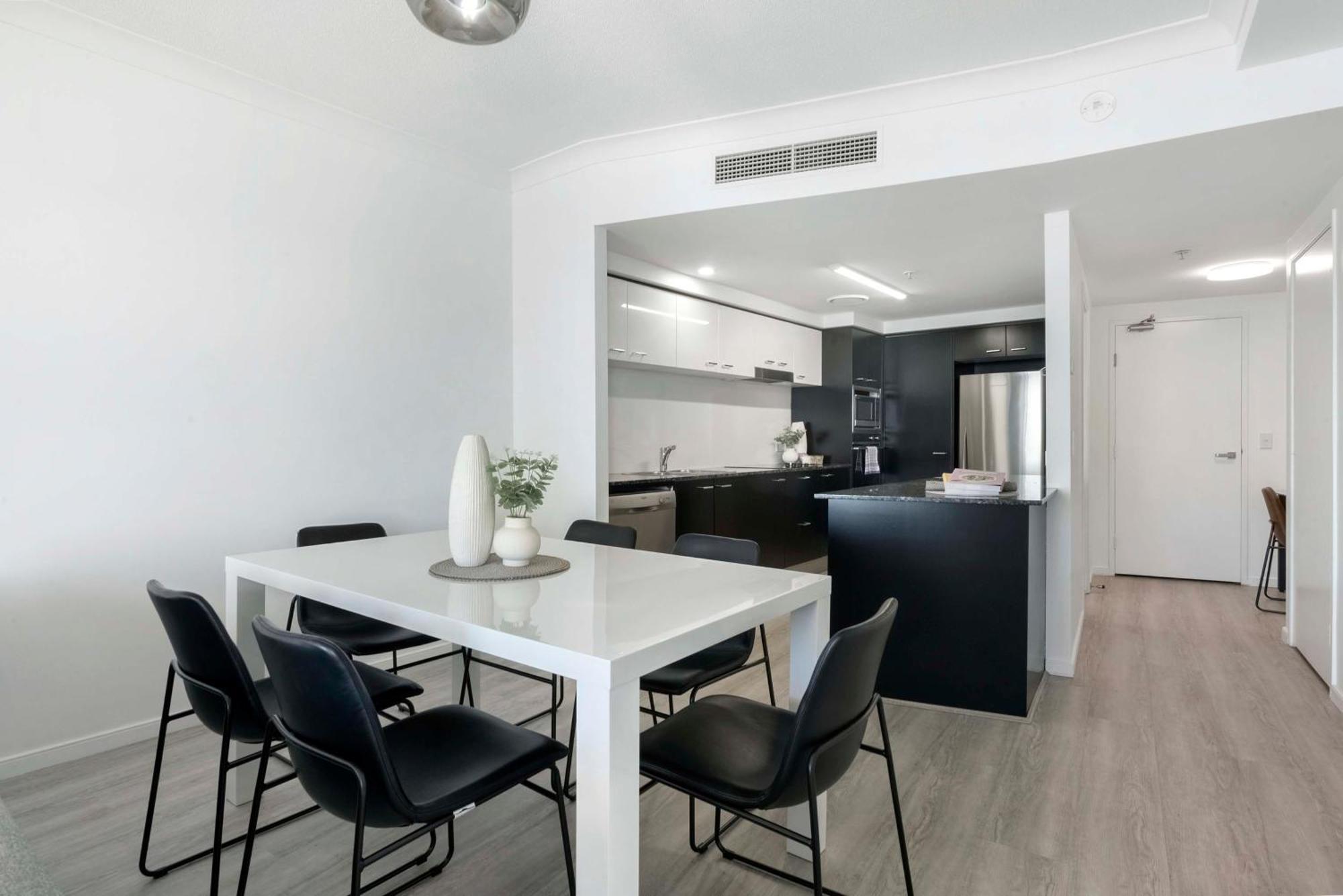 Self Contained At Chevron Renaissance - Privately Managed - Wow Apartment