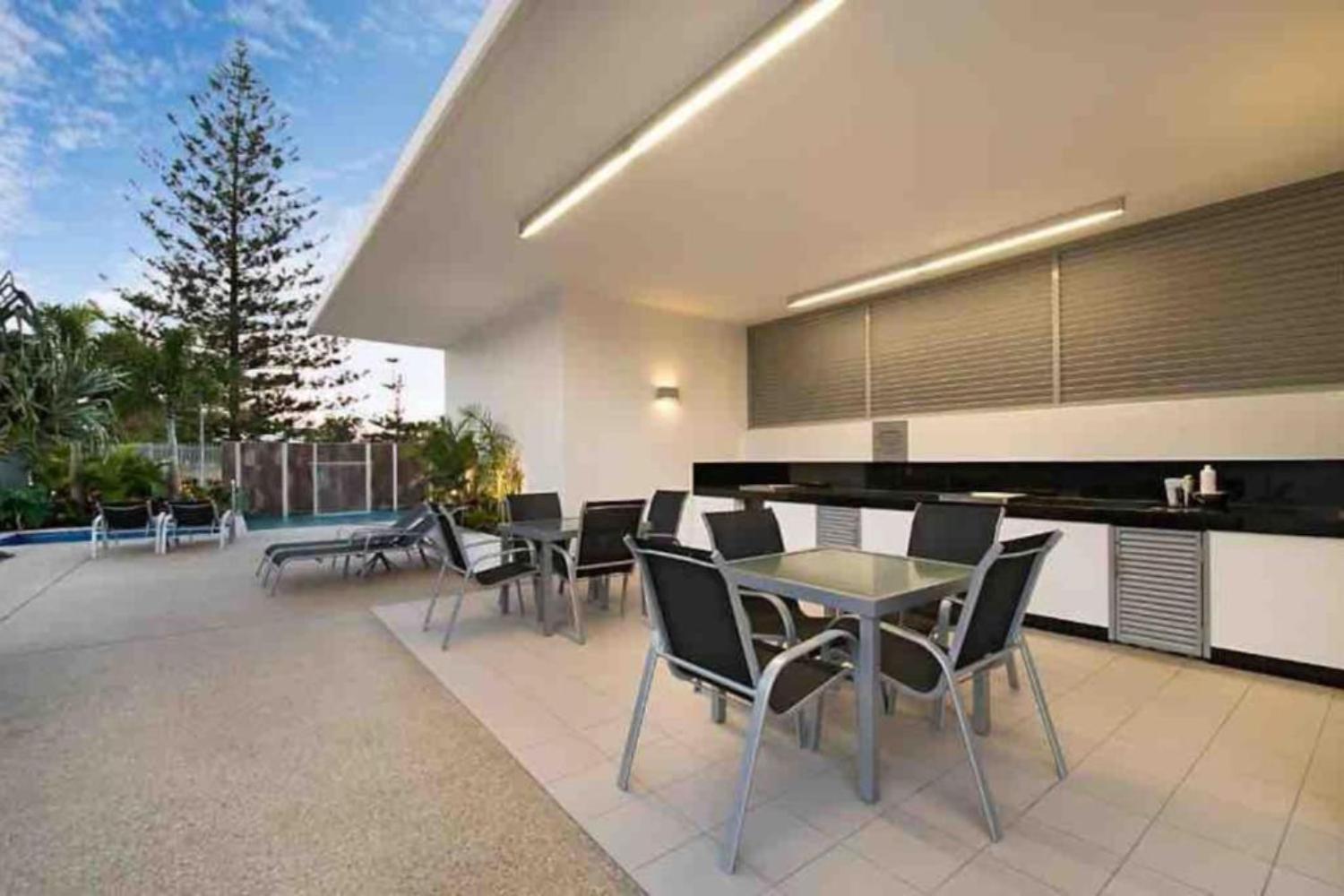 Ocean Whisper Broadbeach * Gold Coast