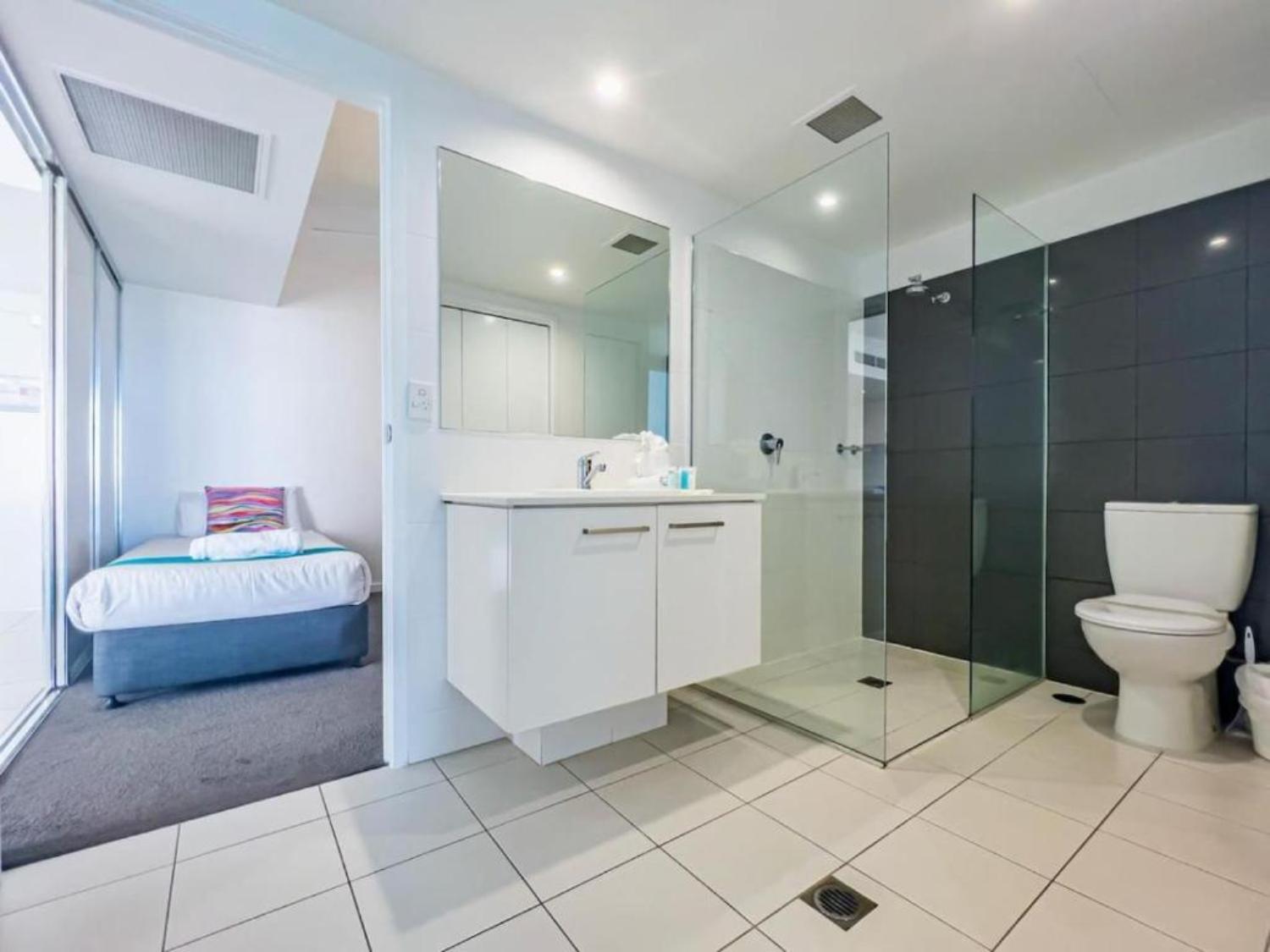 Ocean Whisper Broadbeach * Gold Coast