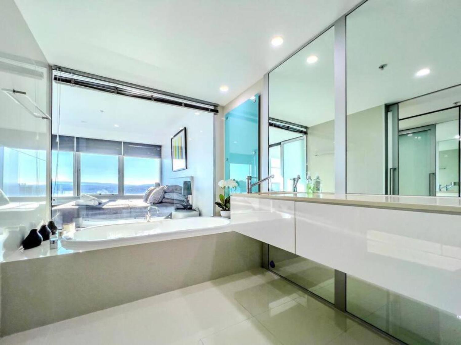 Apartment Q1 Skyview Retreat - Level 31 Spectacular Views