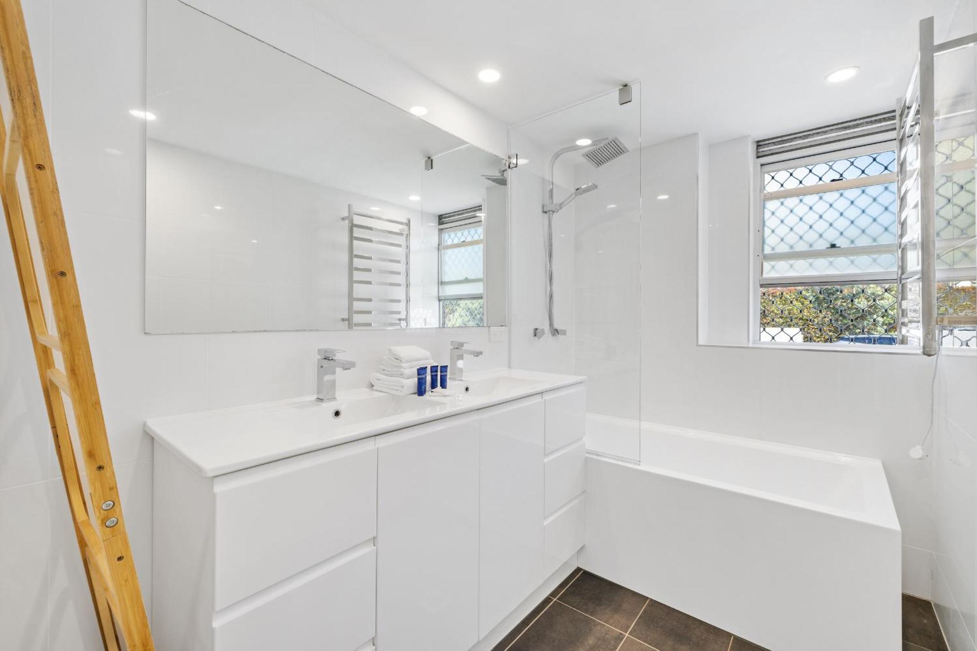 4bed2bath Ocean Breeze Getaway - Pacific St Gem Apartment *