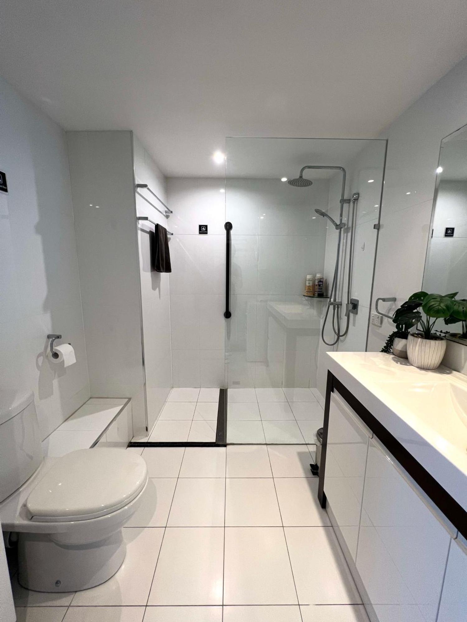 High Level Spacious Ocean View At Surfers Apartment Gold Coast