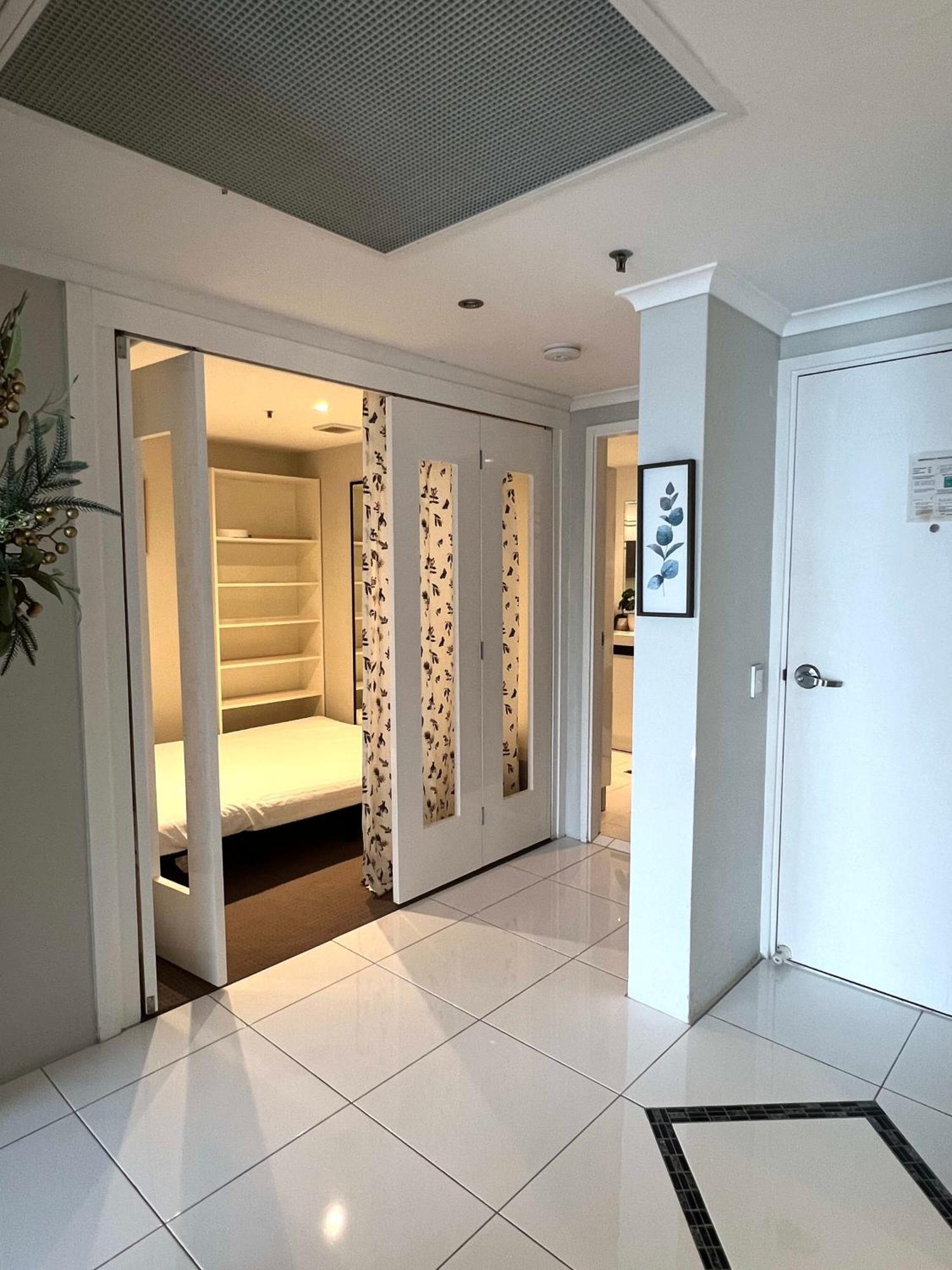 High Level Spacious Ocean View At Surfers *