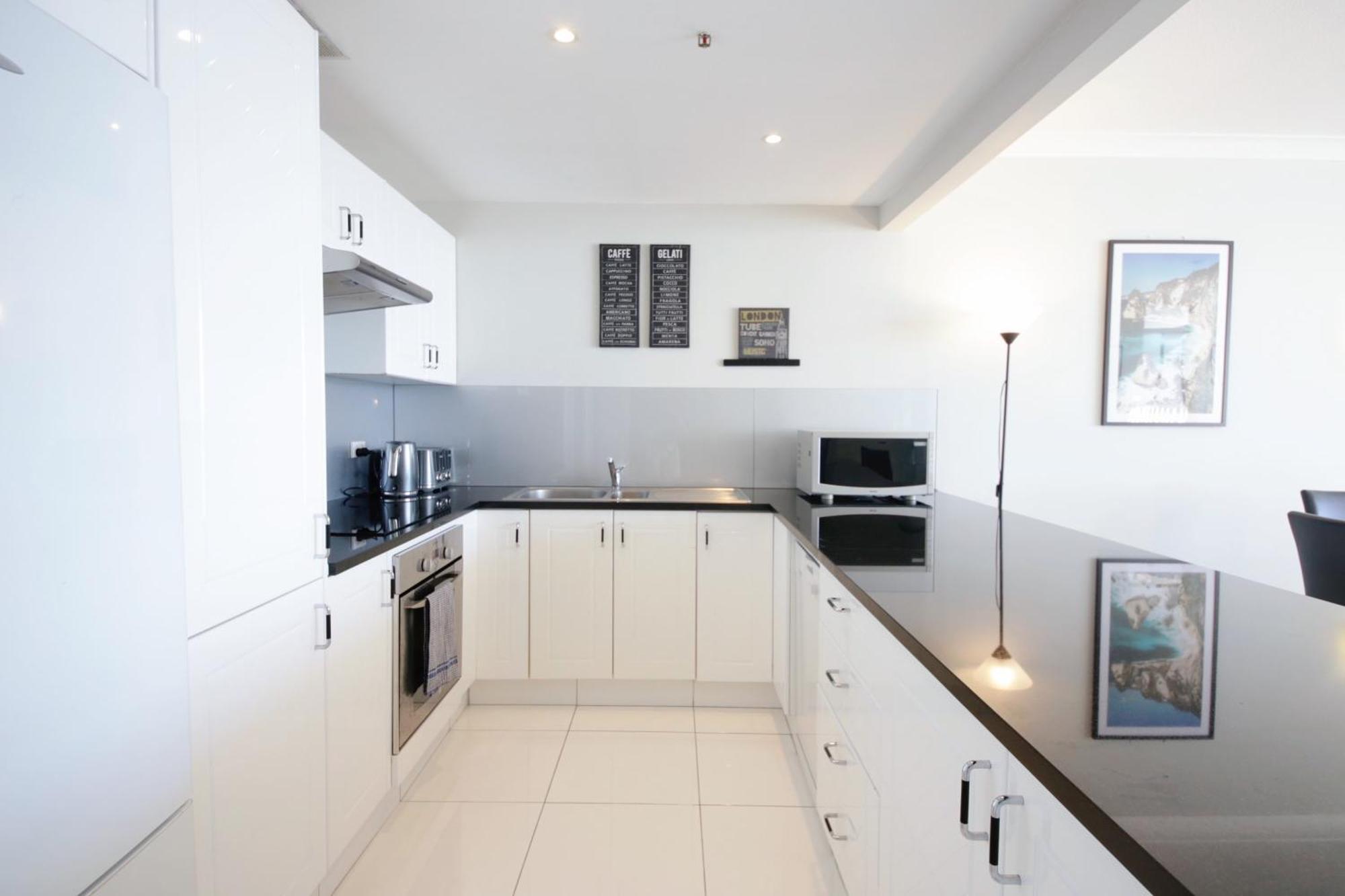 High Level Spacious Ocean View At Surfers Apartment *