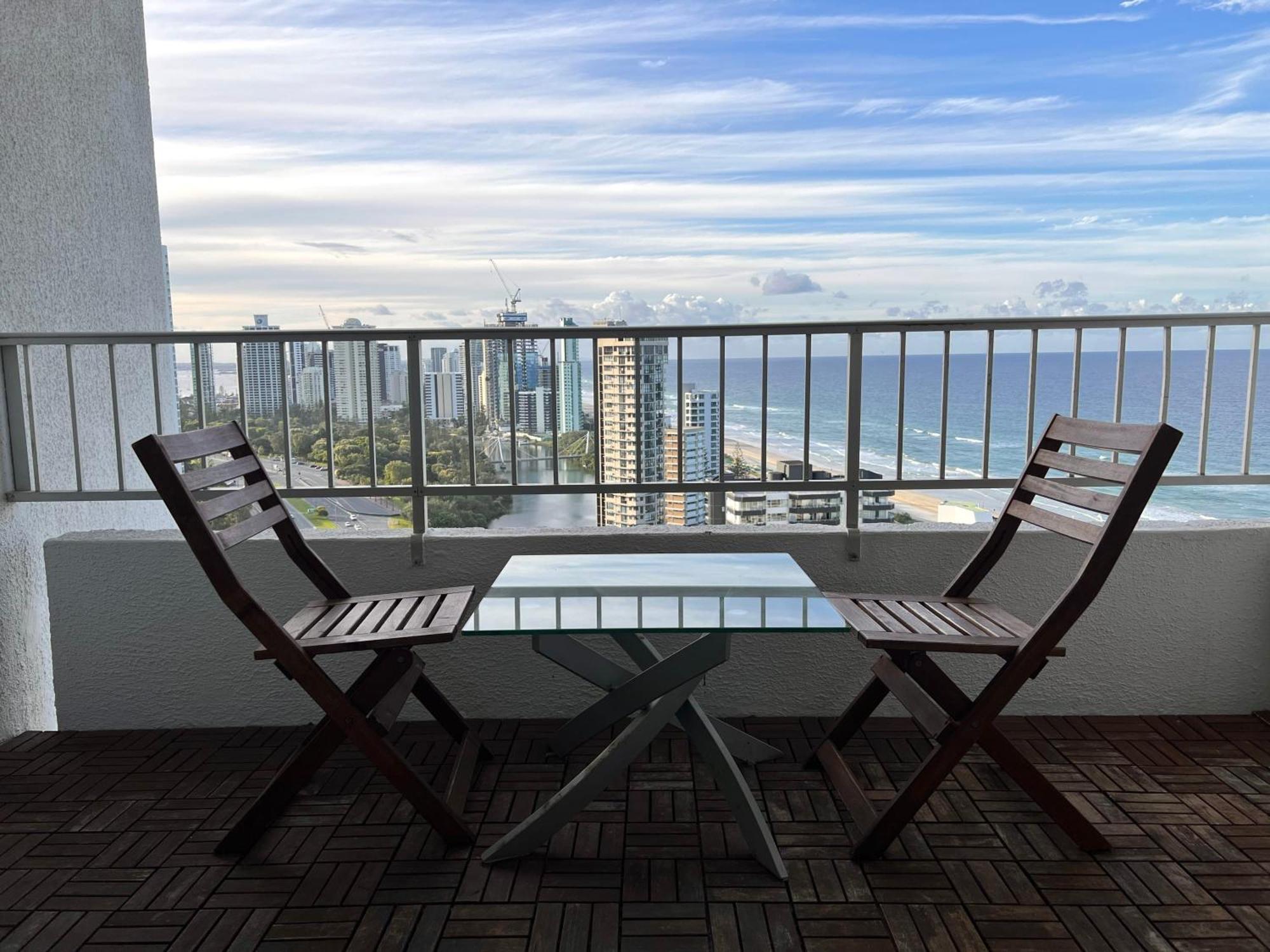 High Level Spacious Ocean View At Surfers