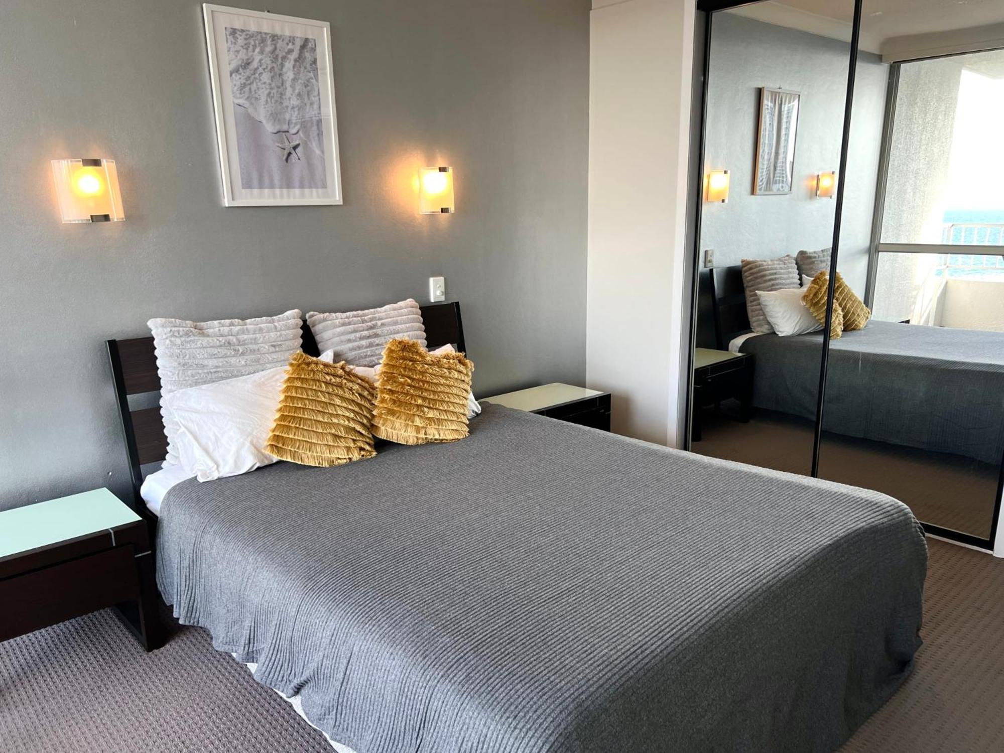 High Level Spacious Ocean View At Surfers * Gold Coast