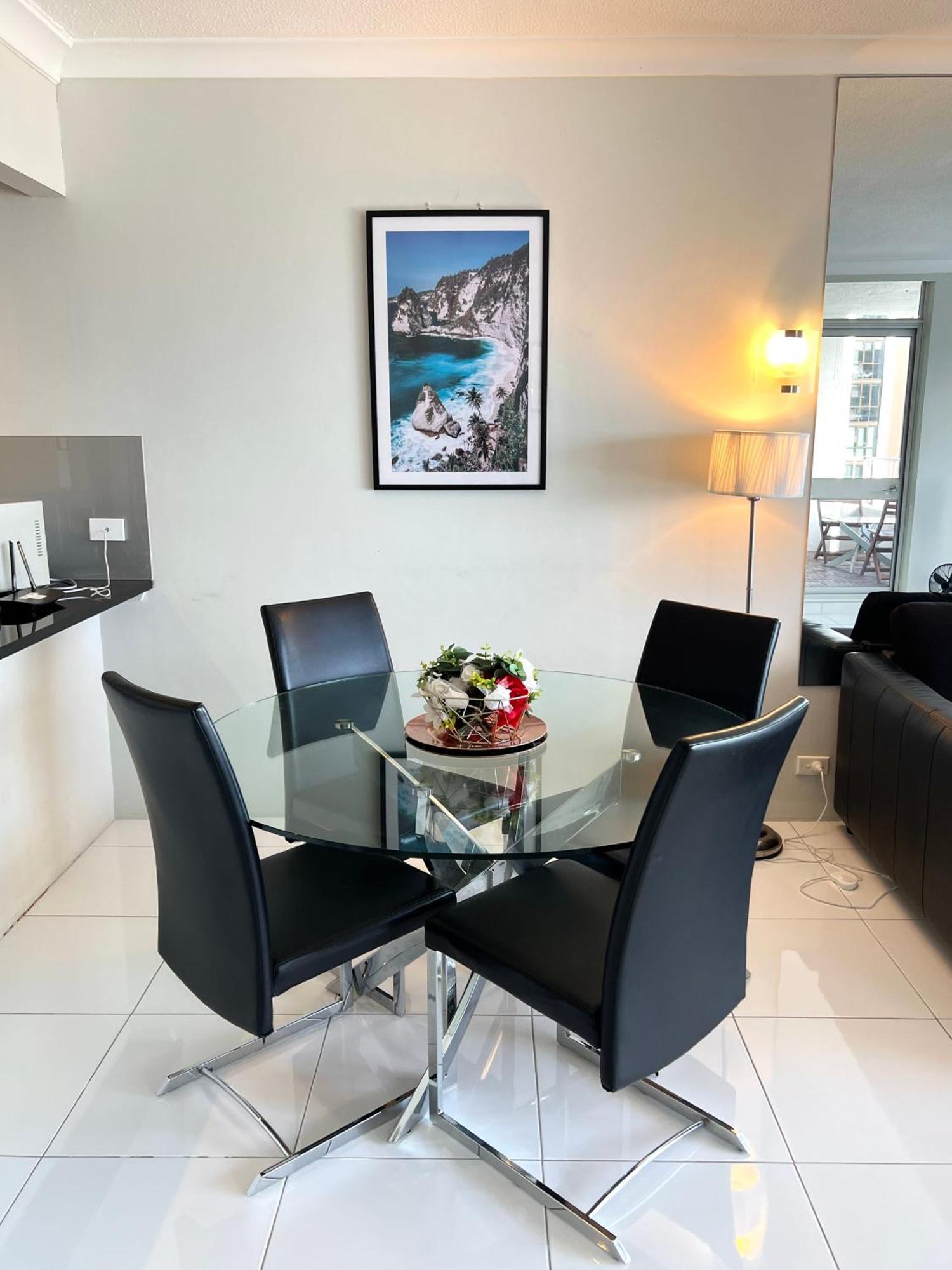 High Level Spacious Ocean View At Surfers Apartment *
