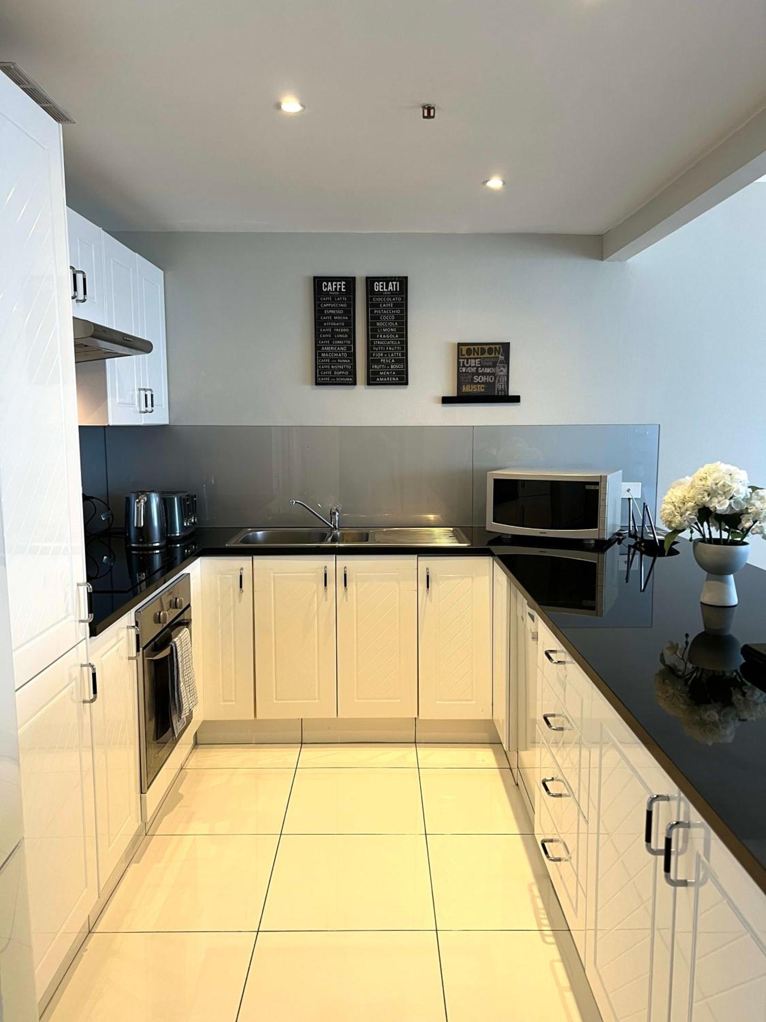 High Level Spacious Ocean View At Surfers * Gold Coast