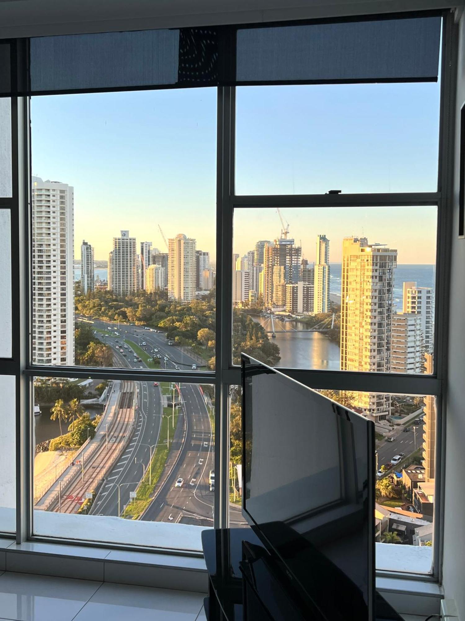 High Level Spacious Ocean View At Surfers * Gold Coast