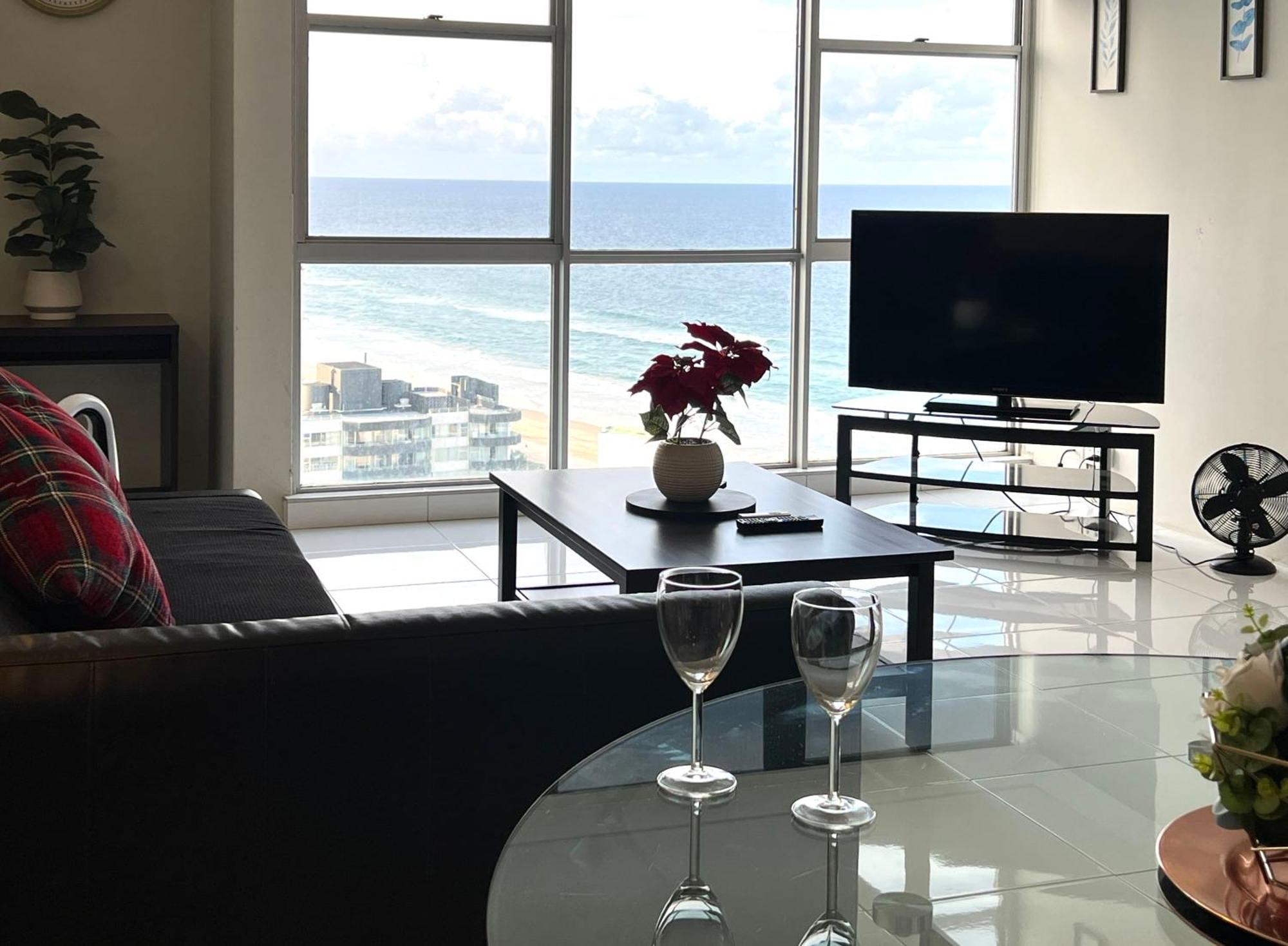 High Level Spacious Ocean View At Surfers Apartment *