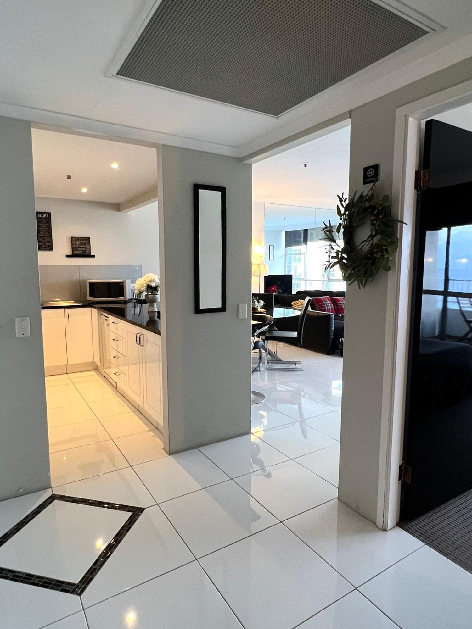 Apartment High Level Spacious Ocean View At Surfers *