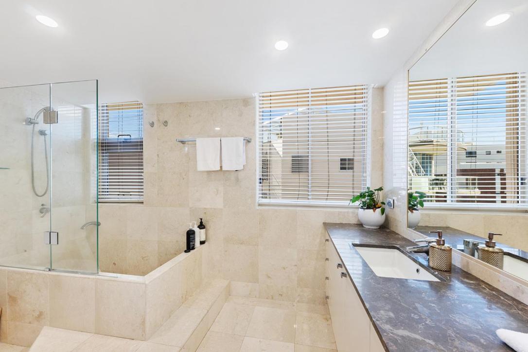 2 Bedroom Penthouse Kirra Point No.19 *