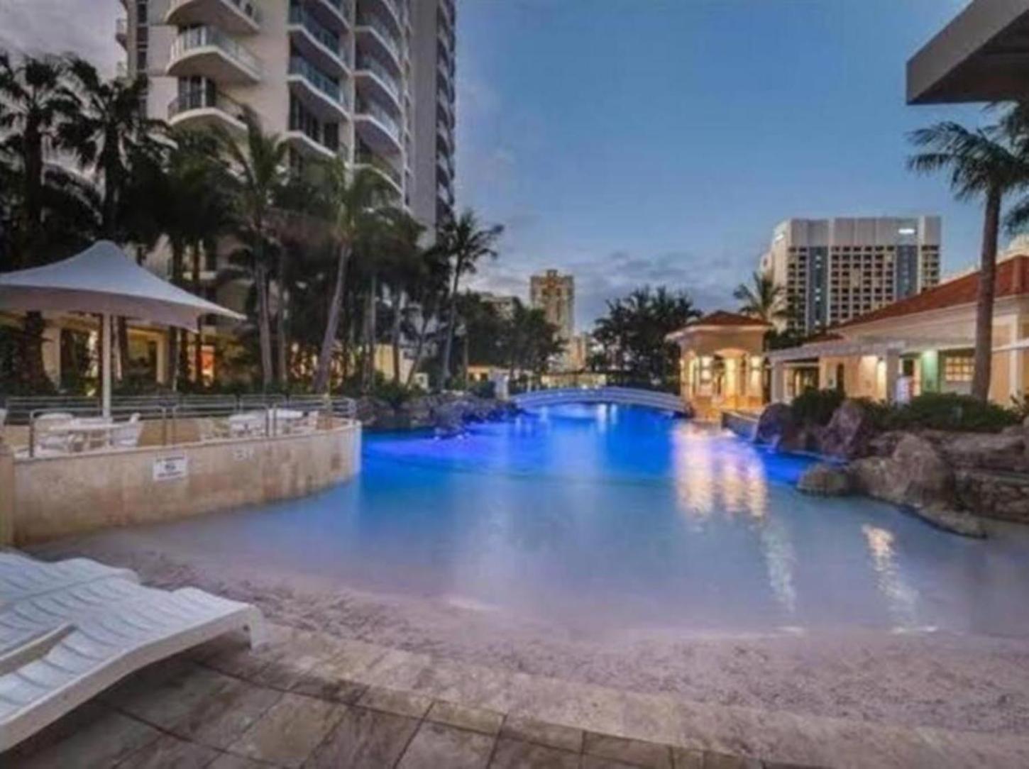 Coastal Charm At Chevron Towers *