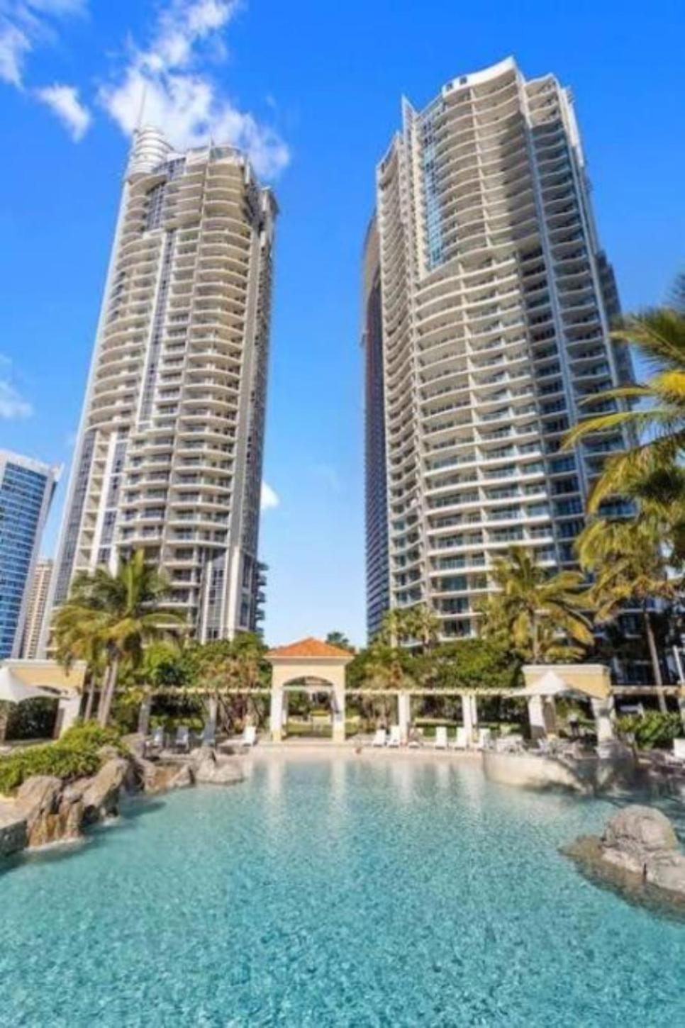 Coastal Charm At Chevron Towers Apartment *